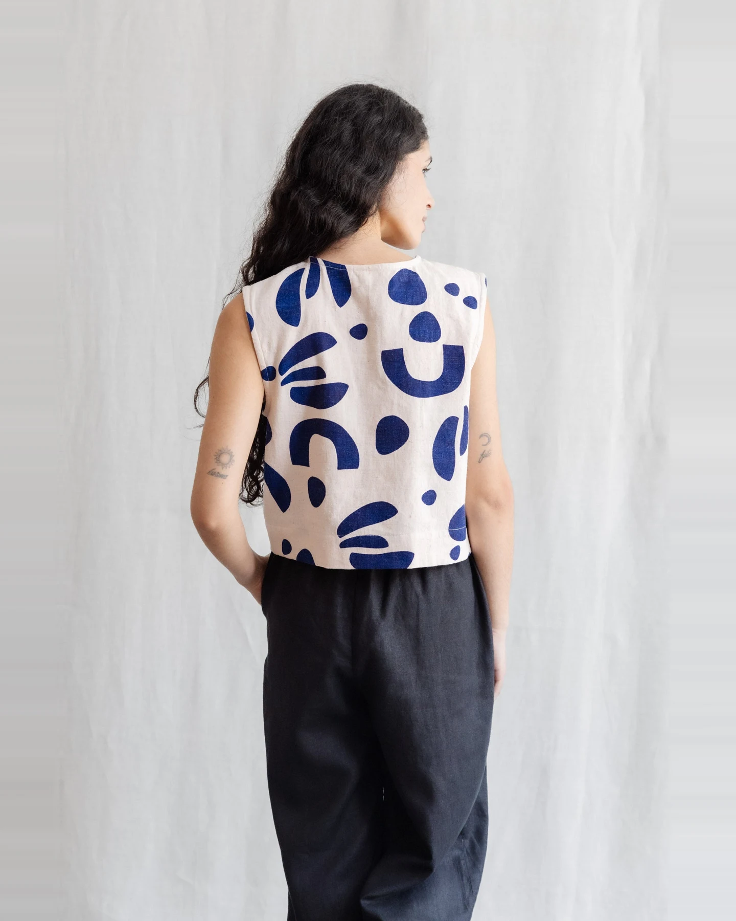 Jyoti Fair Works Damen vegan Top Diyan Druck Atlantik Weiß & Blau – Ansicht 2