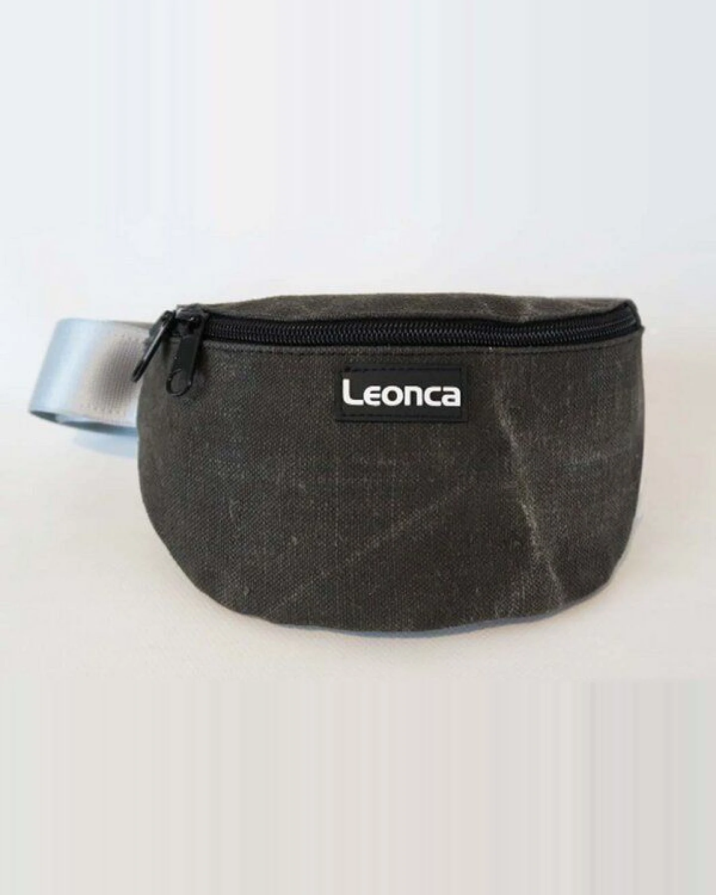 Leonca Upcycling Hip Bag aus Zeltleinen in 3 Größen – Ansicht 2