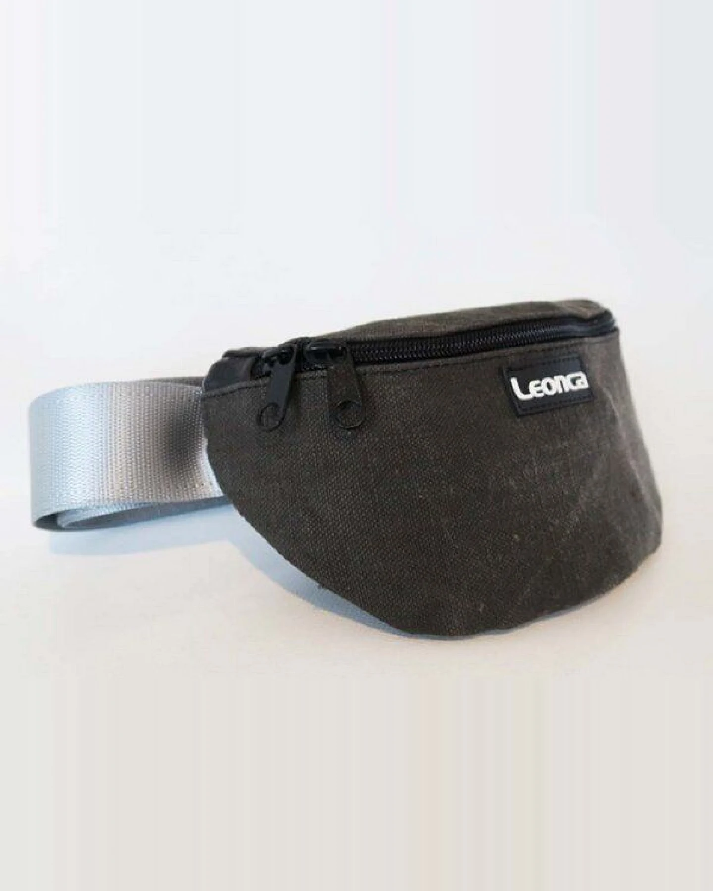 Leonca Upcycling Hip Bag aus Zeltleinen in 3 Größen – Ansicht 3