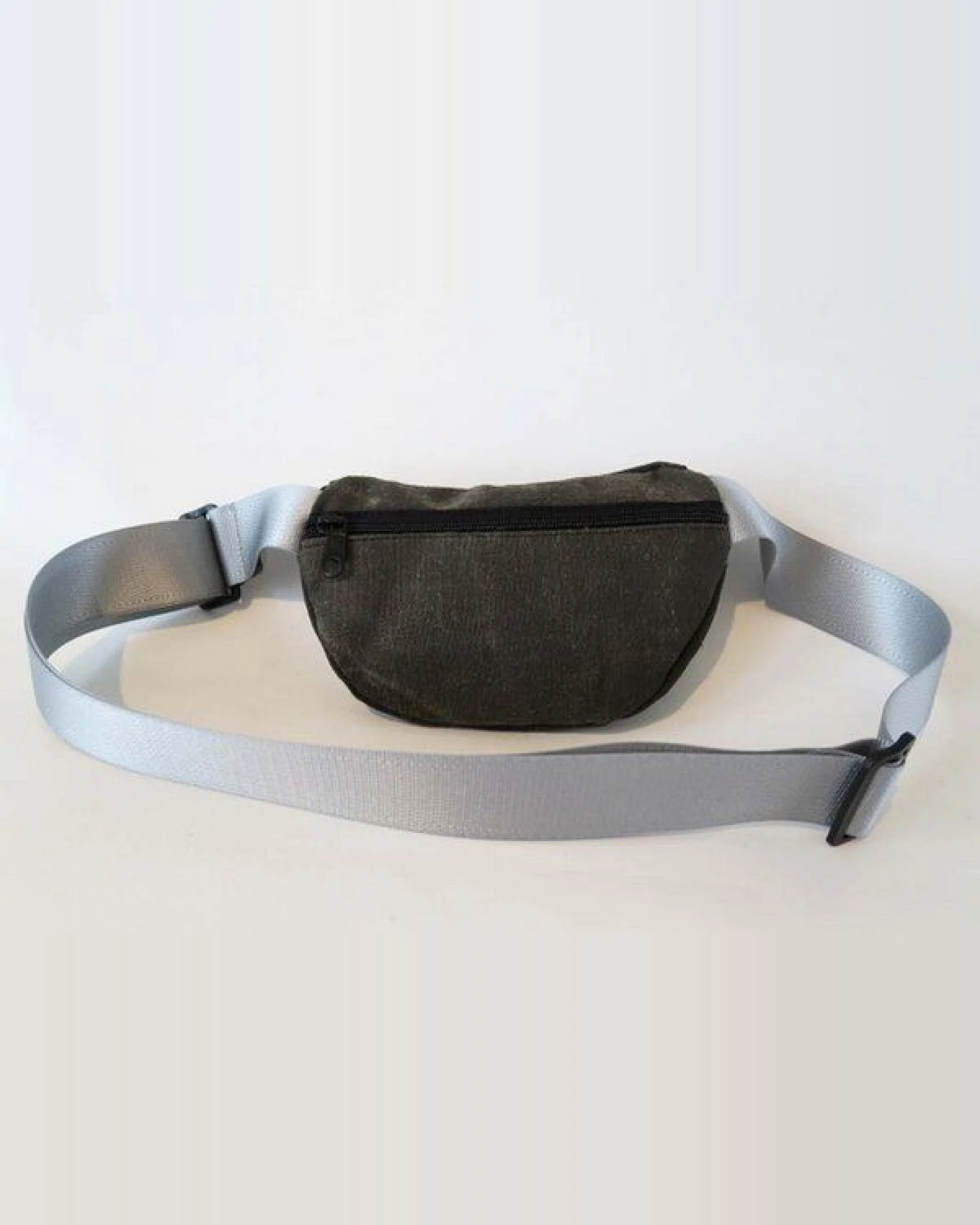 Leonca Upcycling Hip Bag aus Zeltleinen in 3 Größen – Ansicht 4