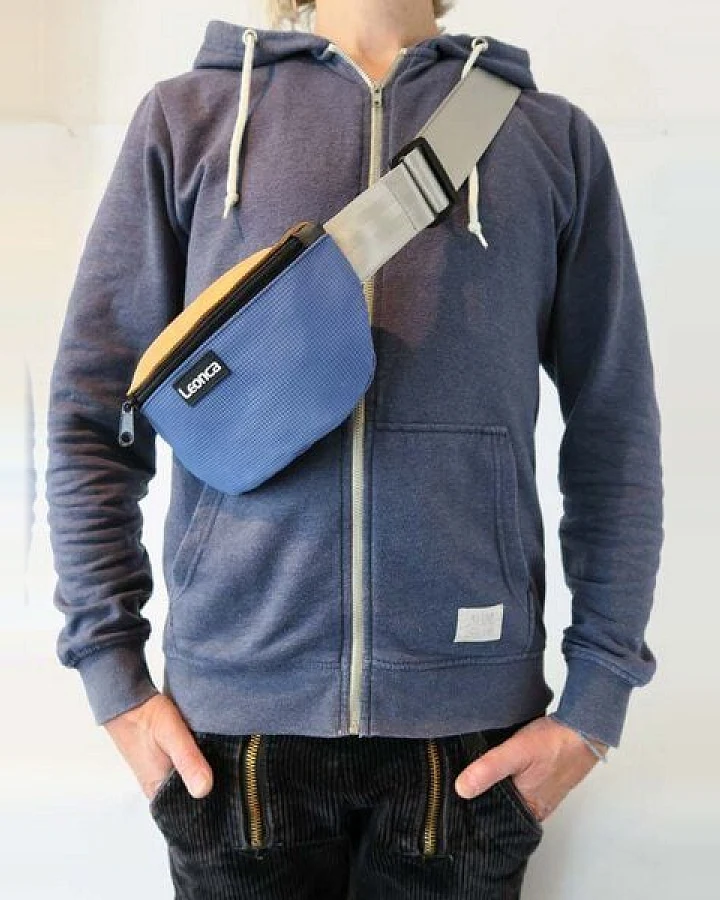 Leonca Upcycling Hip Bag aus Turnmatte & Leder in 3 Größen