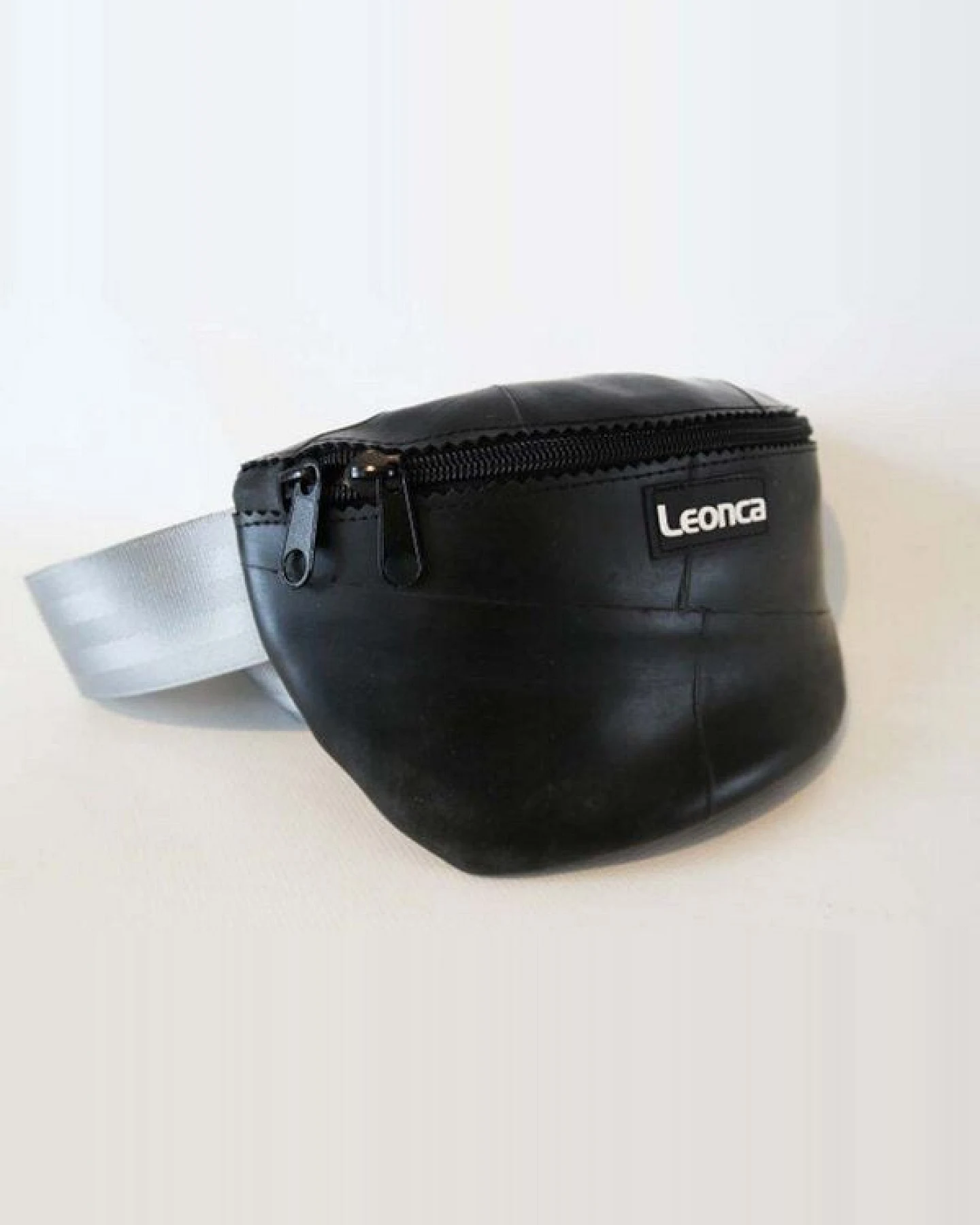 Leonca Upcycling Hip Bag aus Traktorschlauch in 3 Größen – Ansicht 3