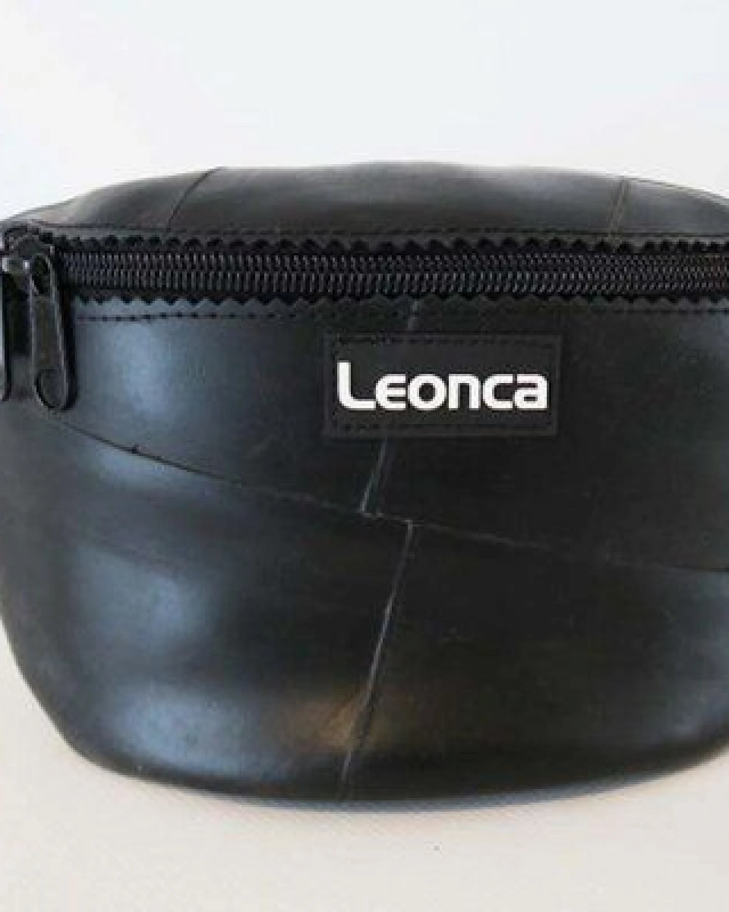 Leonca Upcycling Hip Bag aus Traktorschlauch in 3 Größen – Ansicht 2