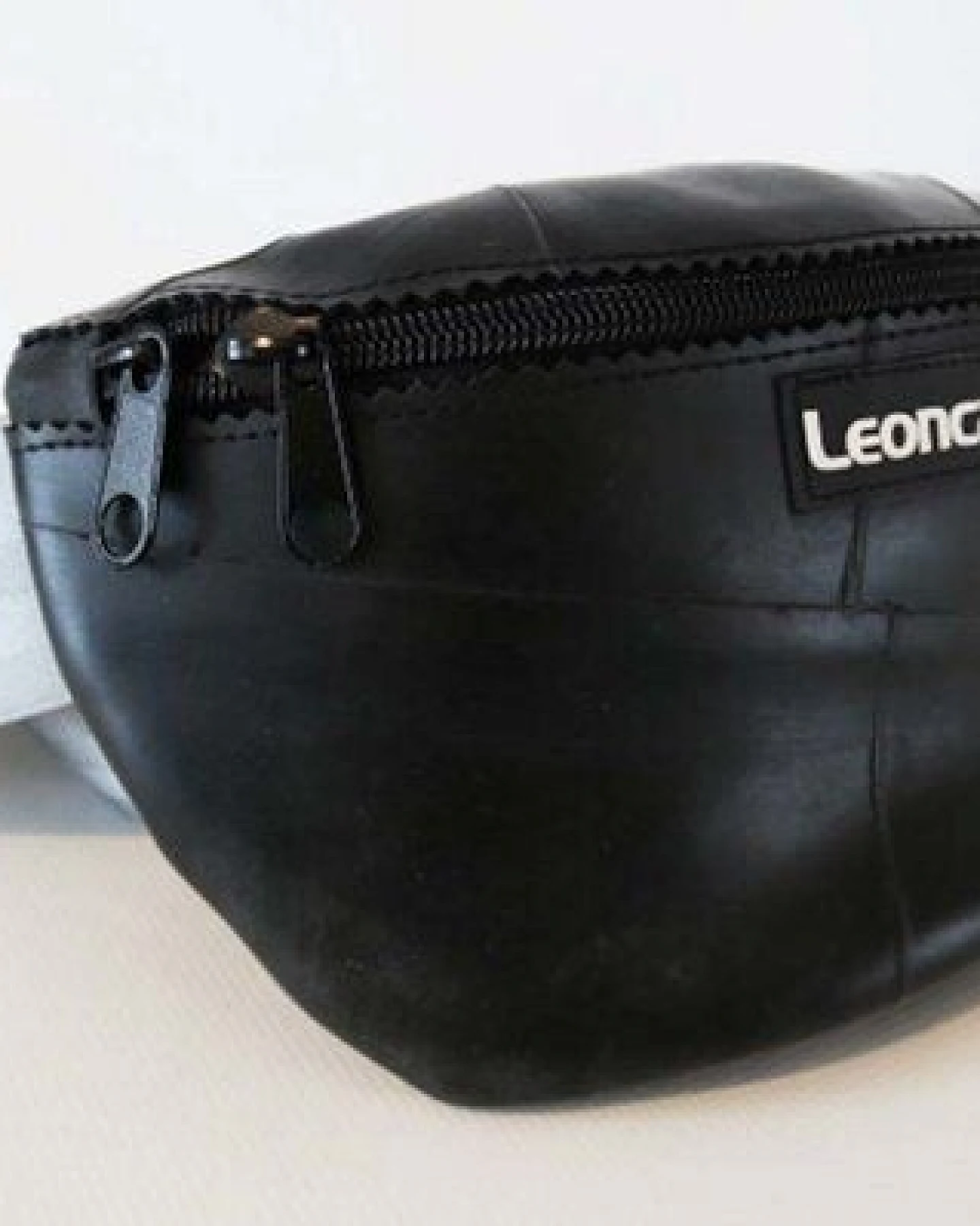 Leonca Upcycling Hip Bag aus Traktorschlauch in 3 Größen – Ansicht 3