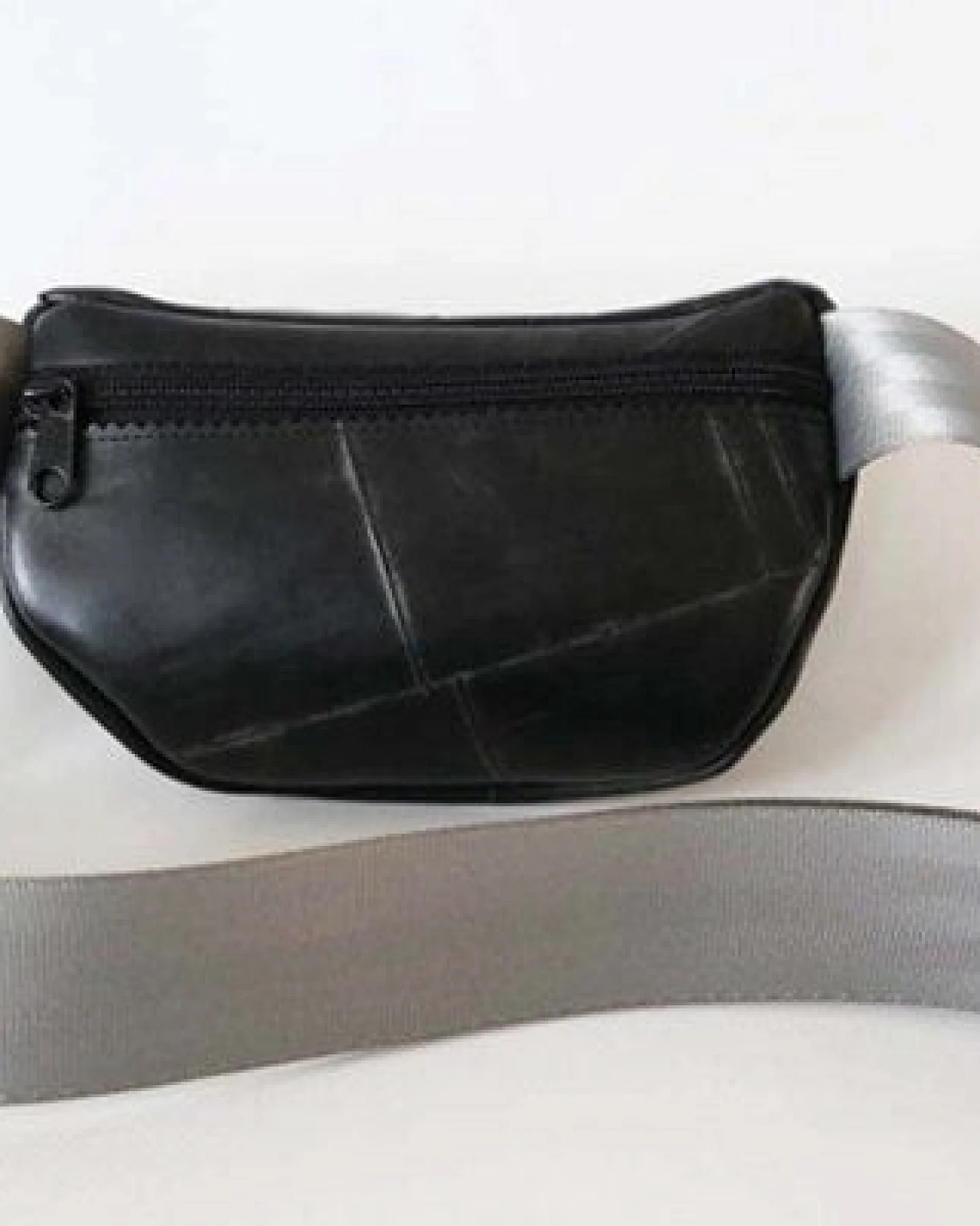 Leonca Upcycling Hip Bag aus Traktorschlauch in 3 Größen – Ansicht 4
