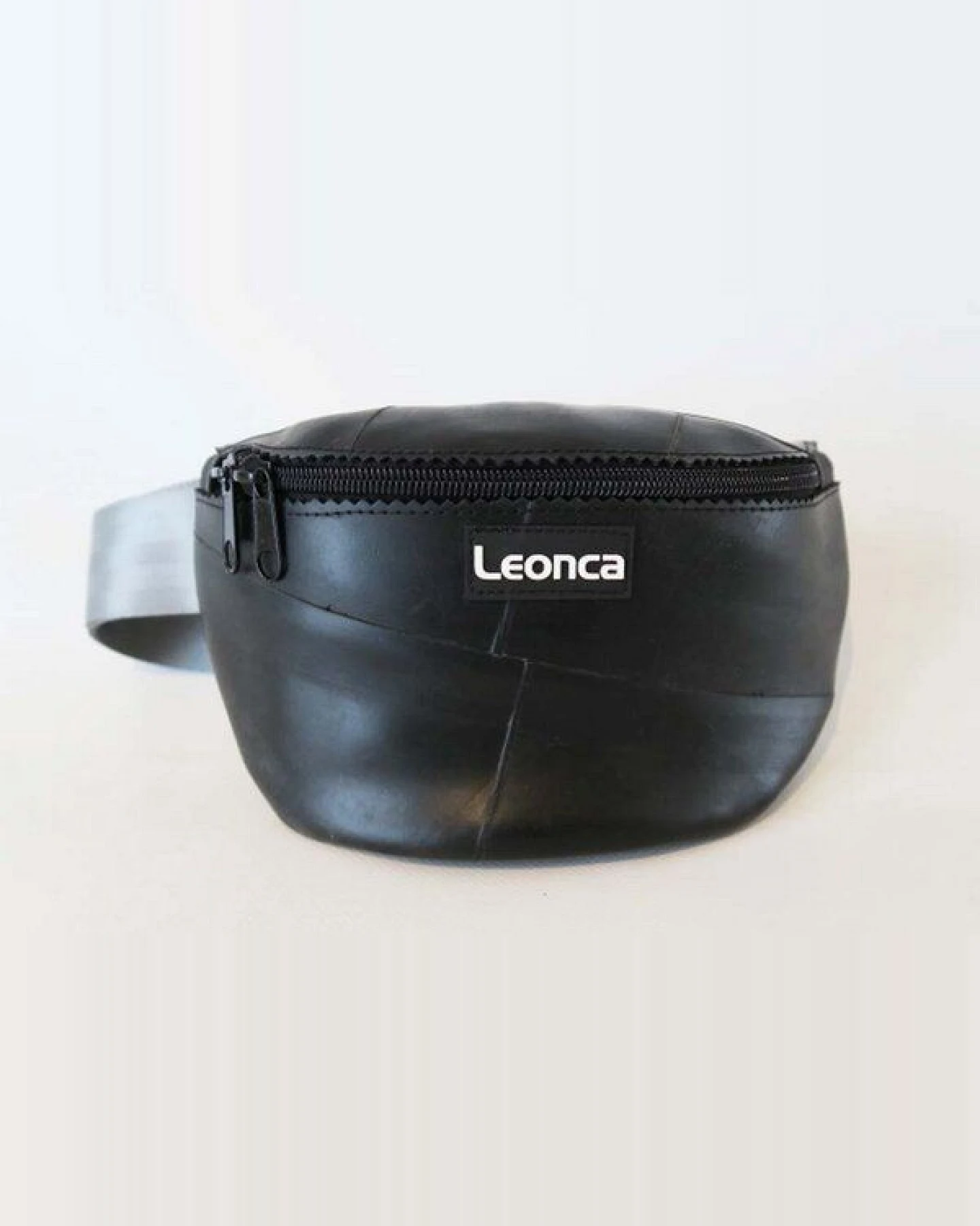 Leonca Upcycling Hip Bag aus Traktorschlauch in 3 Größen – Ansicht 2