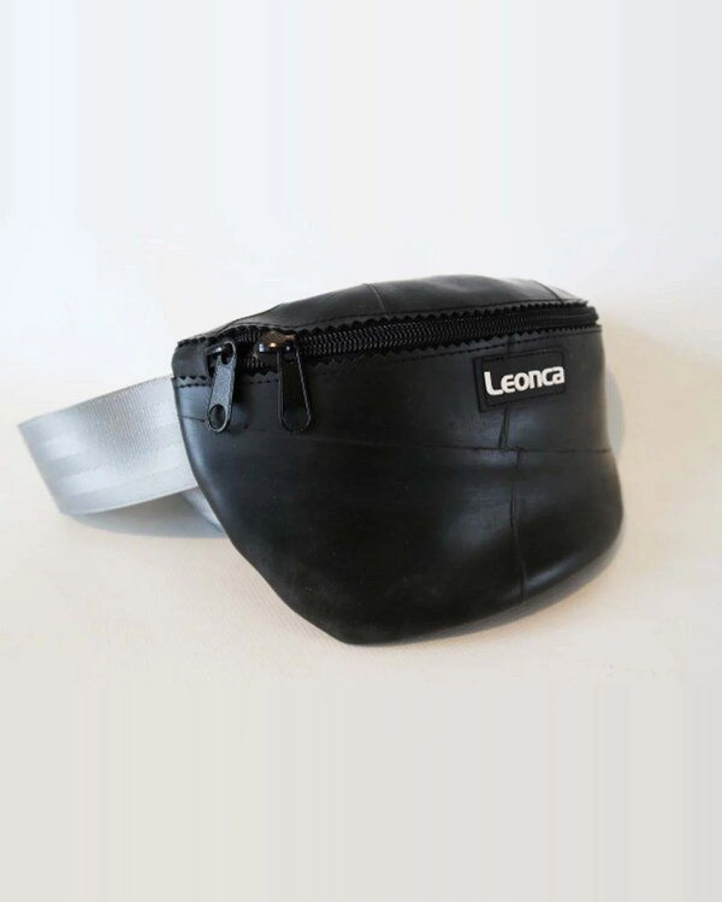 Leonca Upcycling Hip Bag aus Traktorschlauch in 3 Größen – Ansicht 3