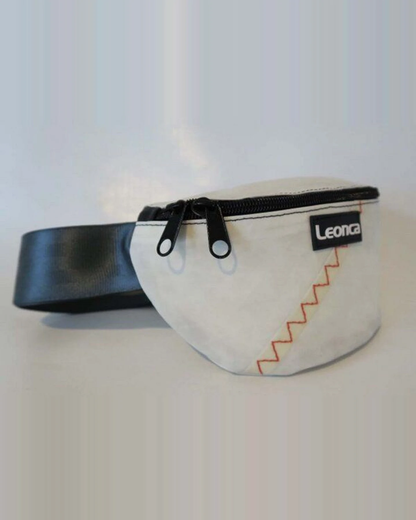 Leonca Upcycling Hip Bag aus Segel in 3 Größen – Ansicht 2