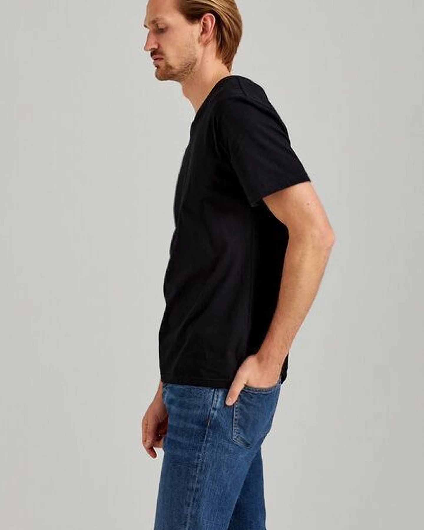 ThokkThokk Herren V-Neck T-Shirt aus Biobaumwolle – Ansicht 3