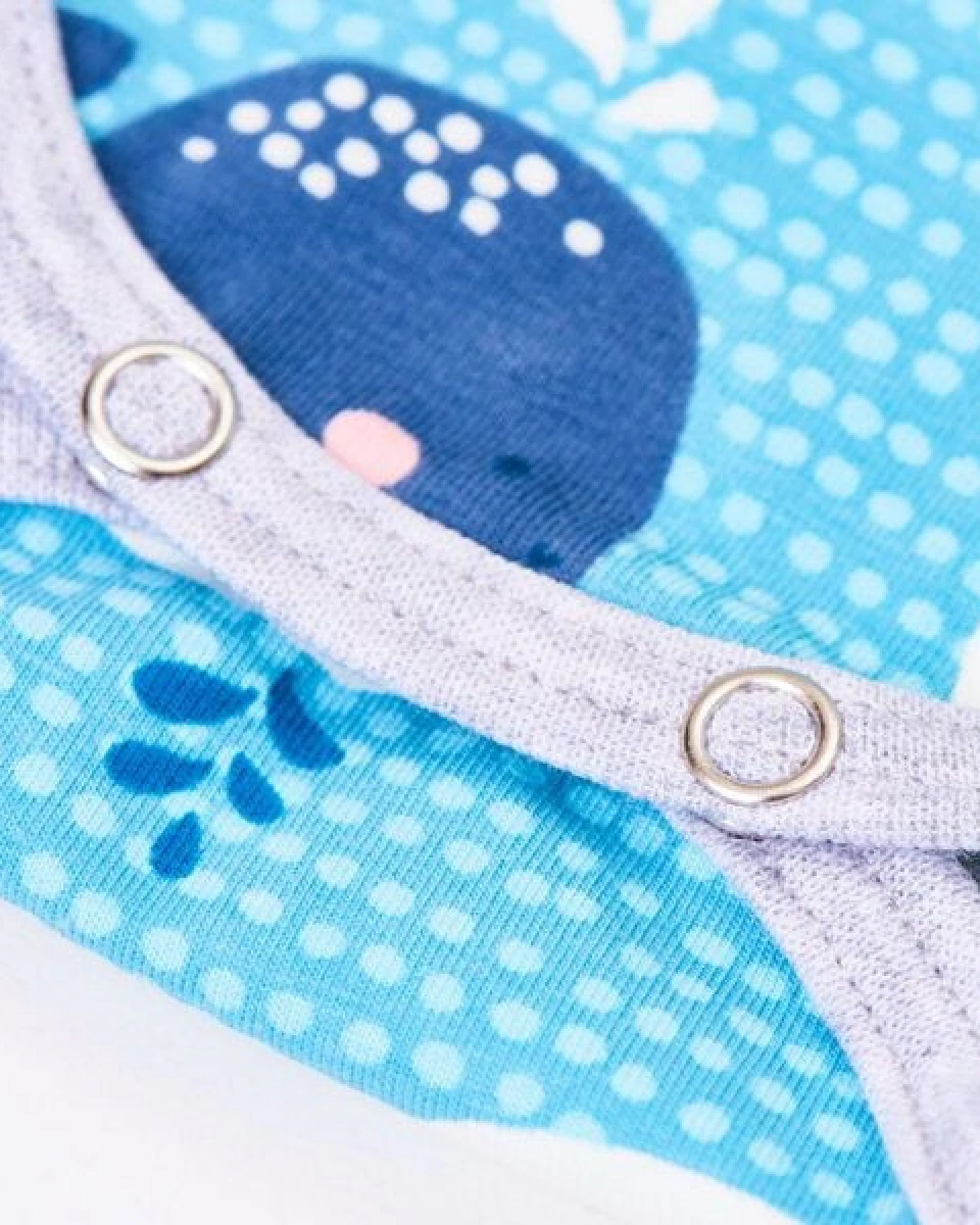 Cheeky Apple Langarm-Body aus Bio-Baumwolle "Wale" Blau/Zartrosa/Grau – Ansicht 2