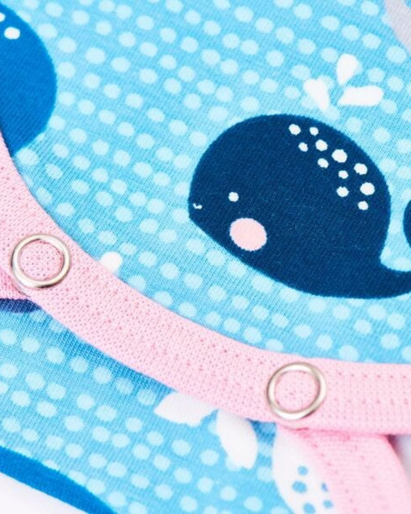 Cheeky Apple Langarm-Body aus Bio-Baumwolle "Wale" Blau/Zartrosa/Grau – Ansicht 2