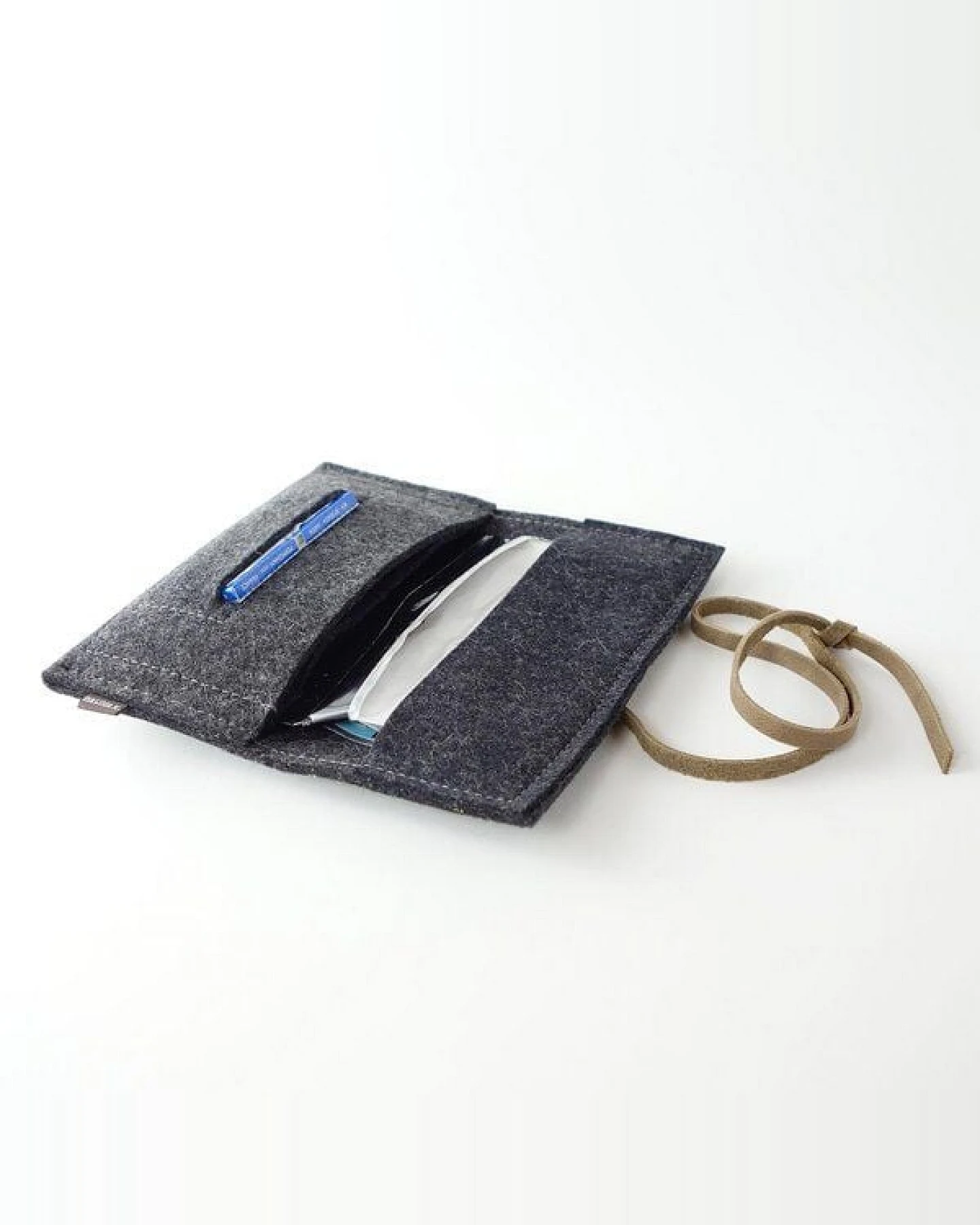 matilda k. manufaktur Tabaktasche aus Filz mit Lederband 'max' – Ansicht 4