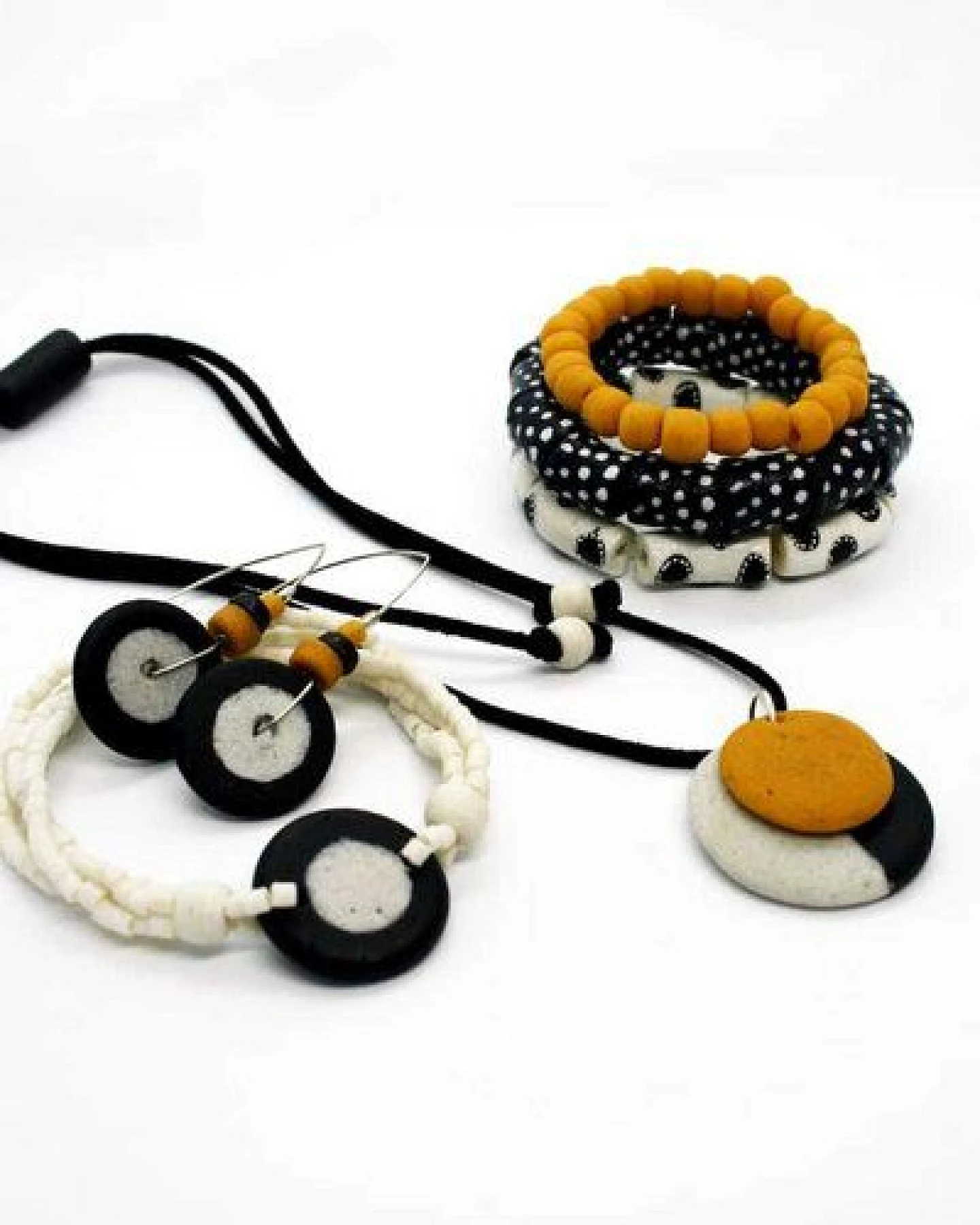Karma Amulett Halskette - Full-Circle Upcycling Glasschmuck - Mustard & Teal - Global Mamas – Ansicht 4