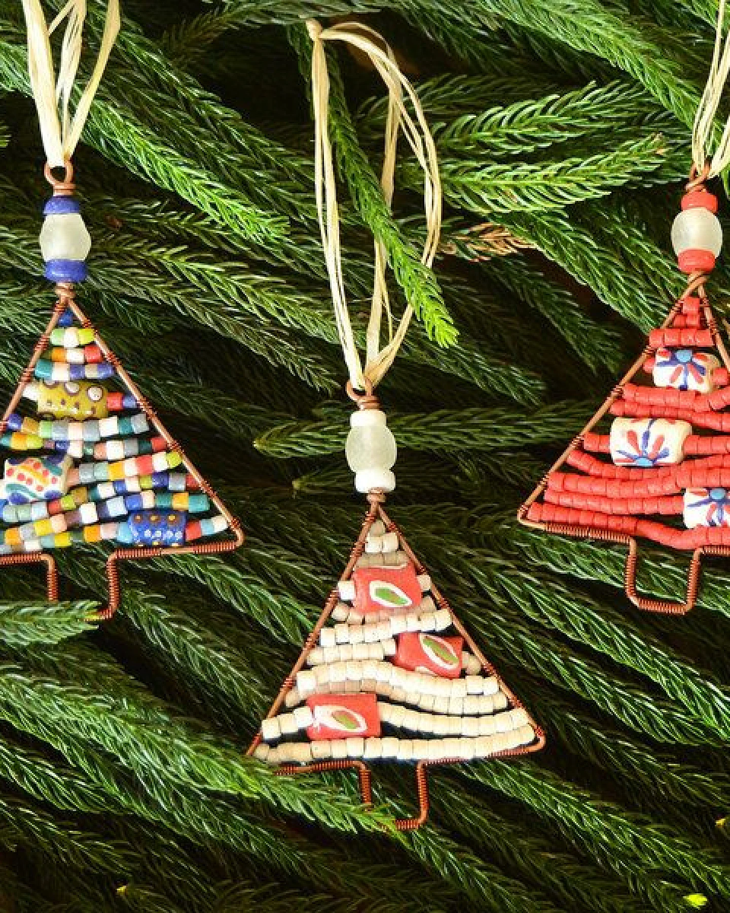 Global Mamas Upcycling Christbaumschmuck - Weihnachtsbaum - S/L - Rainbow/Weiß/Rot - Weihnachten - Geschenkdeko - Weihnachtsdeko – Ansicht 2
