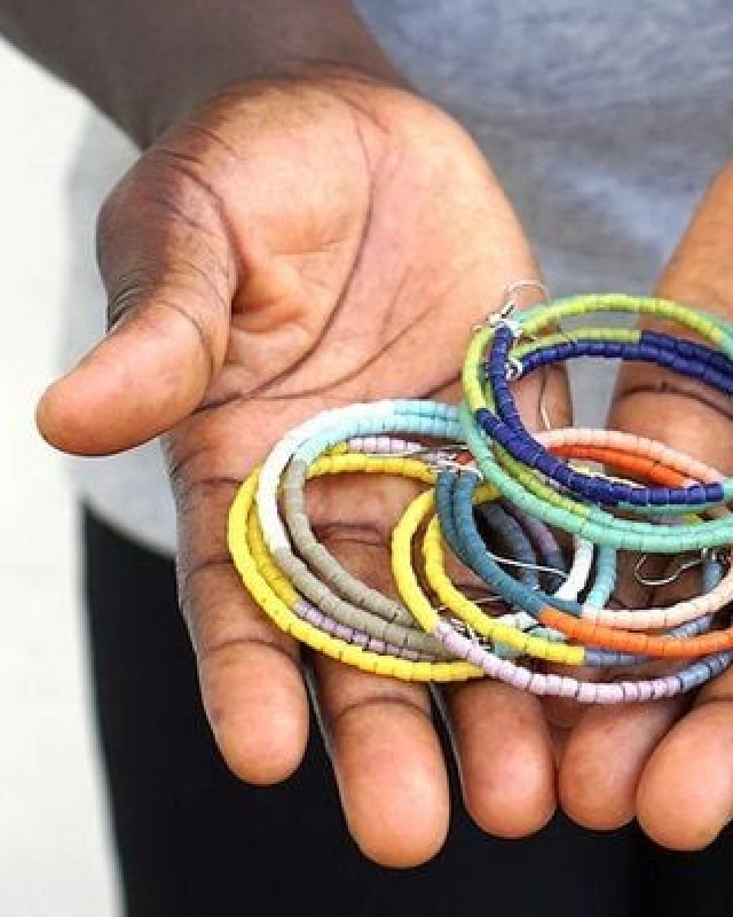 Hoop & Kreole Ohrringe - Sage/Lemon/Peach/Light Blue - 6cm - Upcycling & Fair Trade by Global Mamas – Ansicht 3
