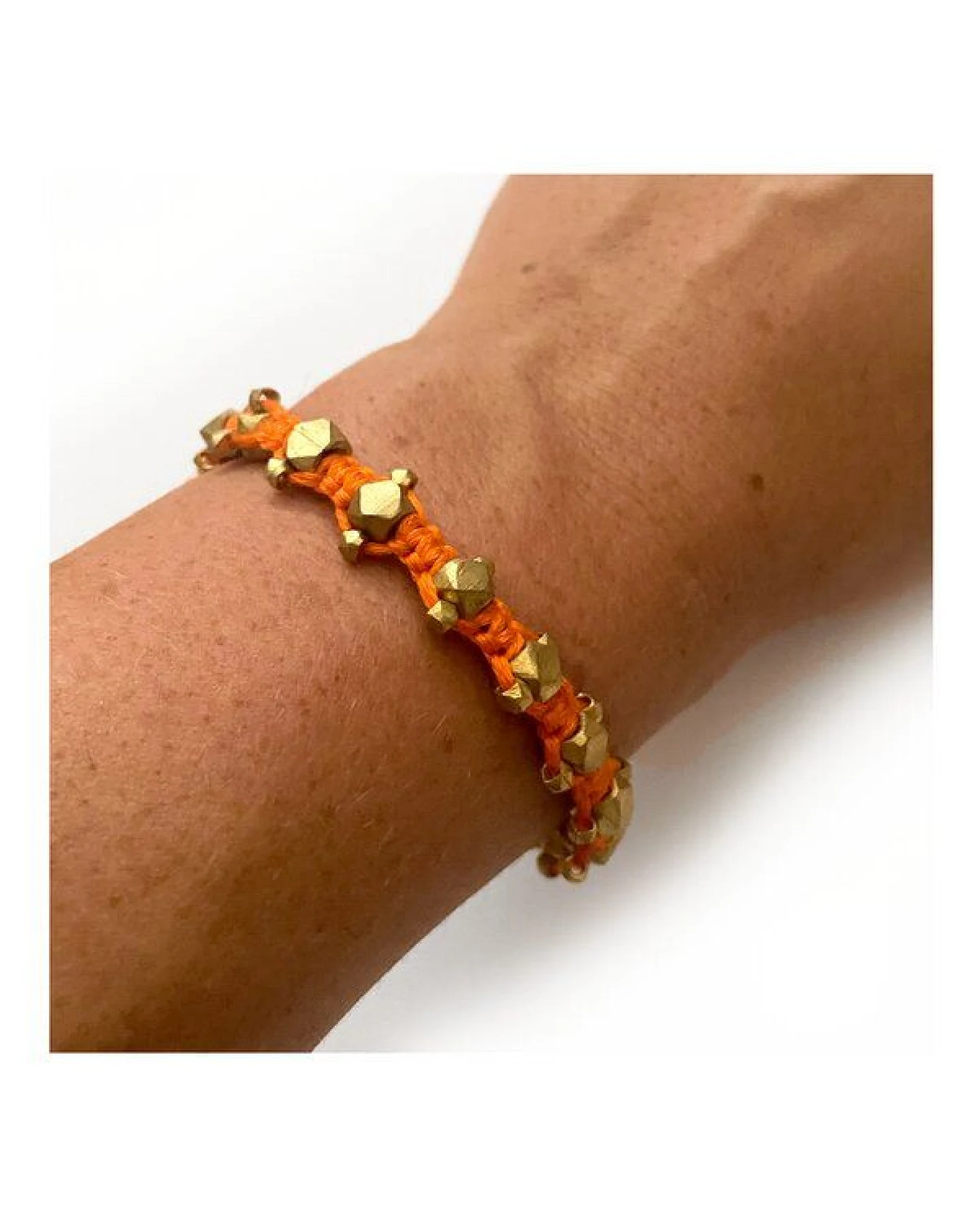 KIKOONI Dokra Armband "Orange Shields" – Ansicht 3