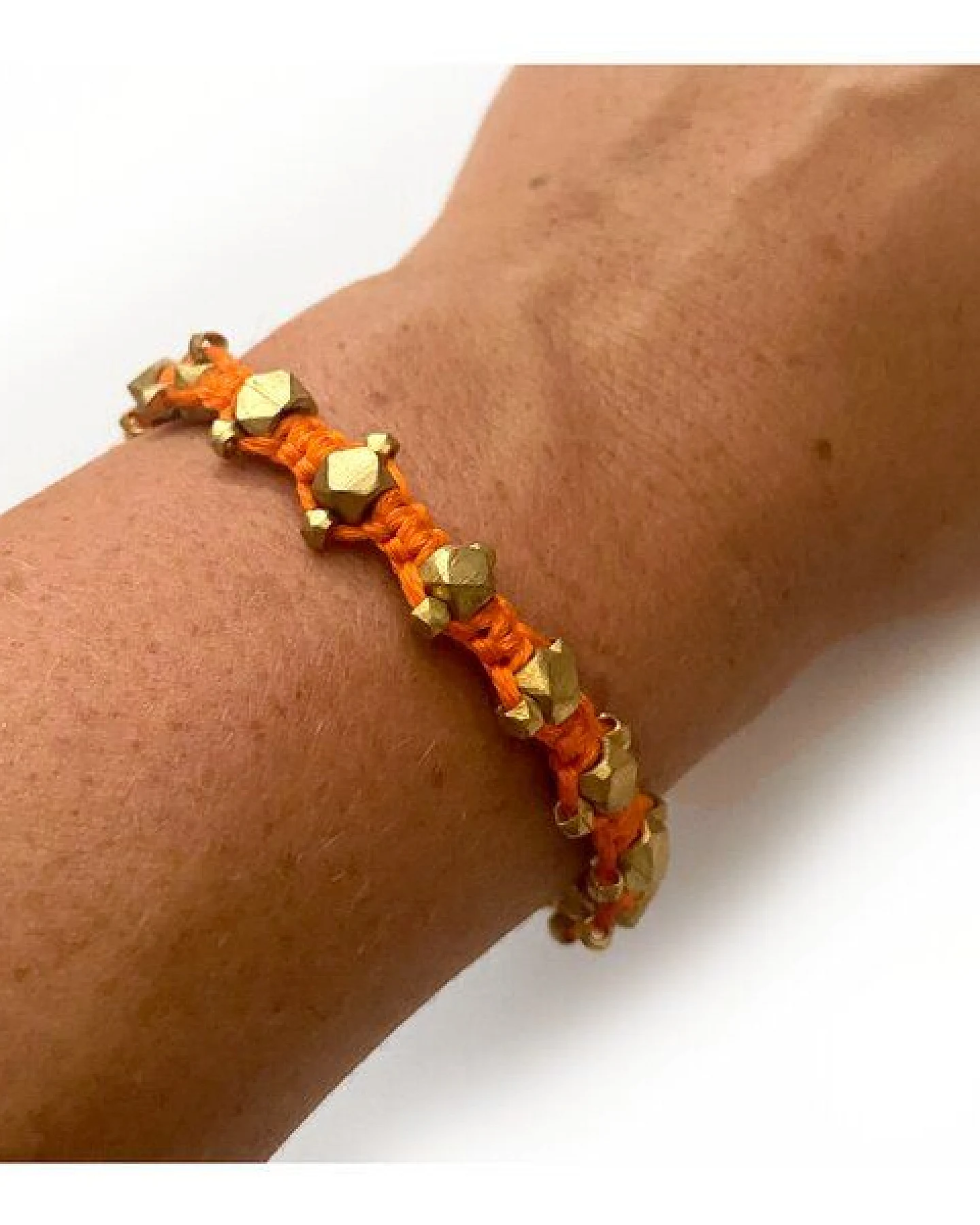 KIKOONI Dokra Armband "Orange Shields" – Ansicht 3