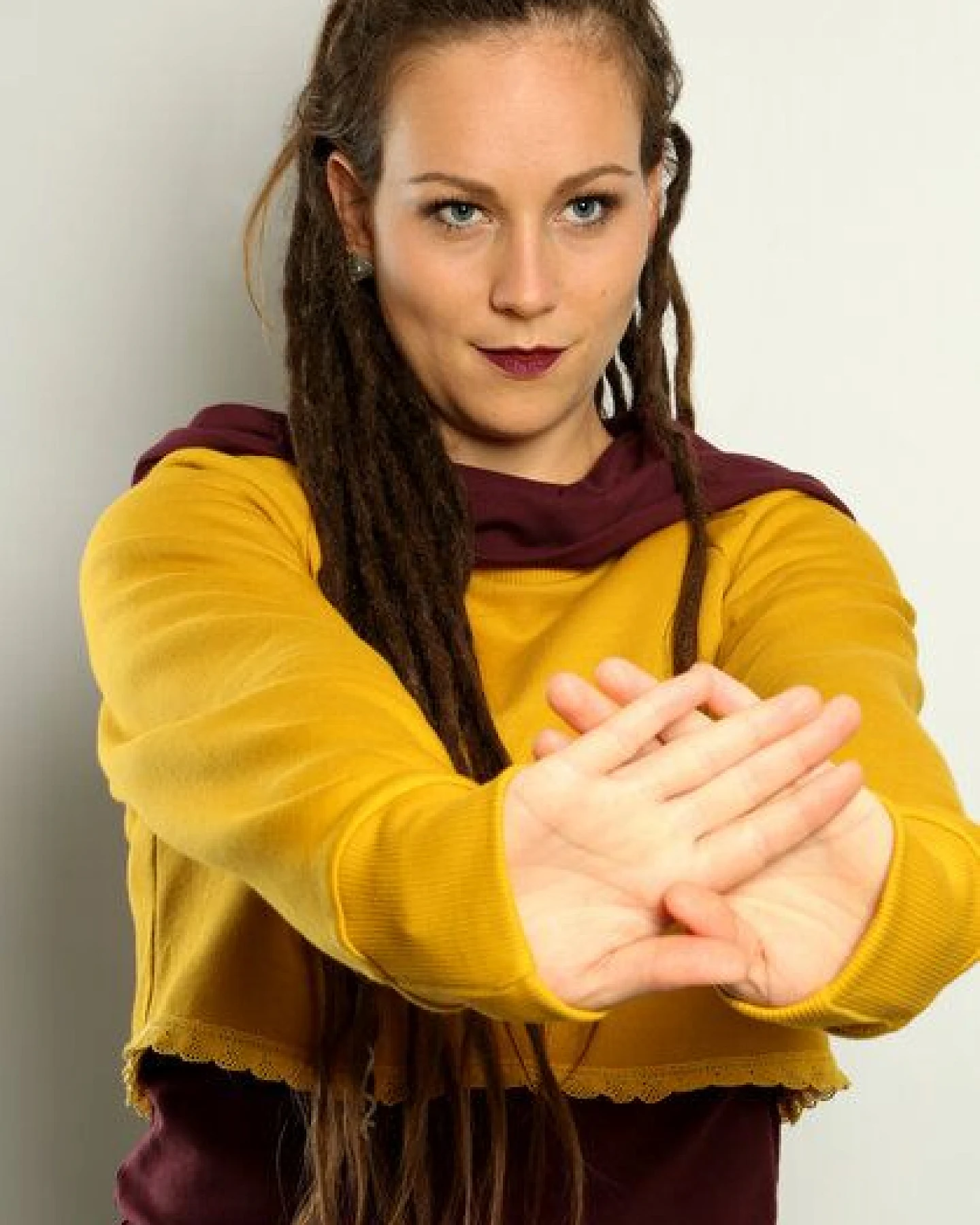Die rote Zora Damen Kurzsweater aus Bio-Baumwolle – Ansicht 3