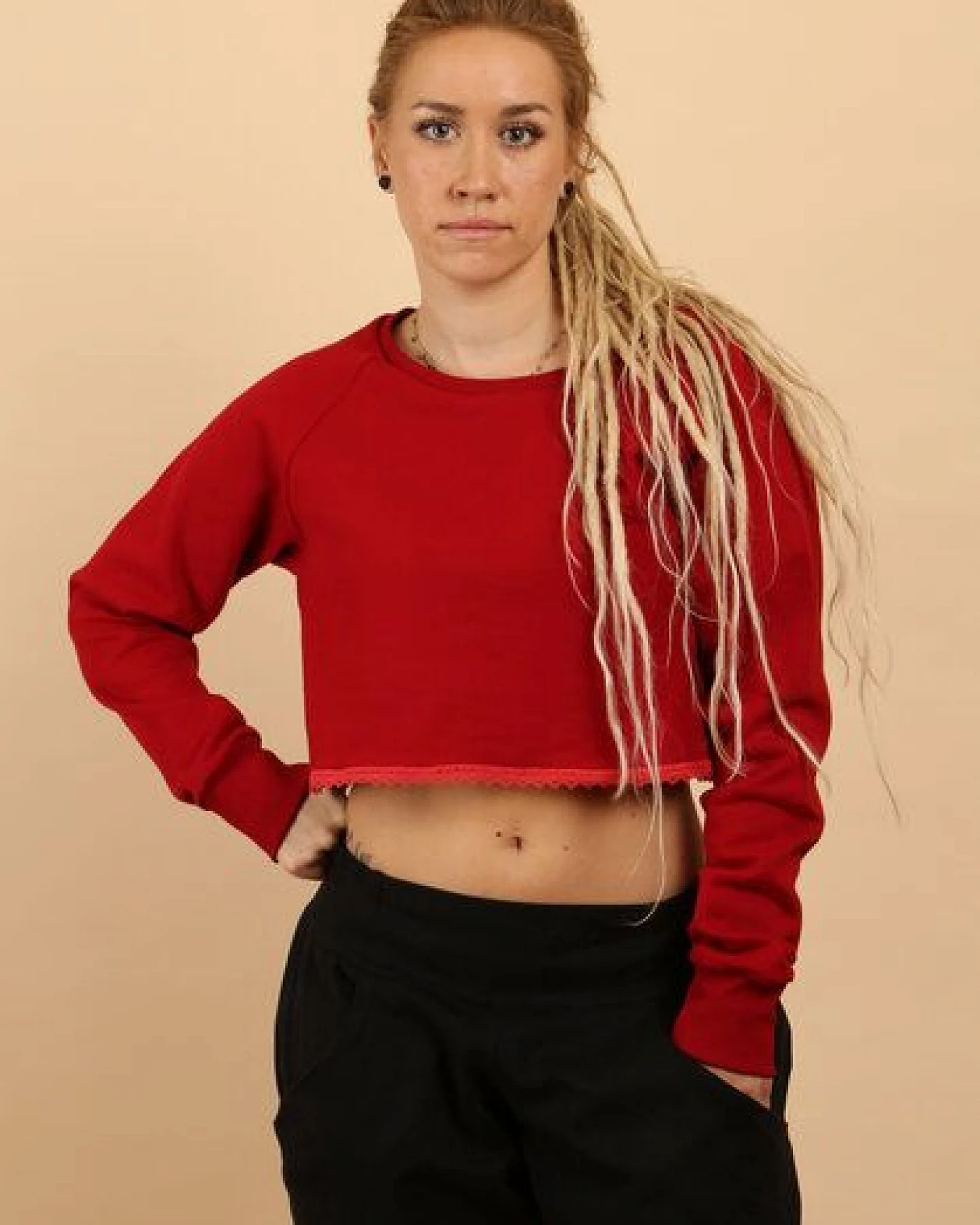 Die rote Zora Damen Kurzsweater aus Bio-Baumwolle – Ansicht 2