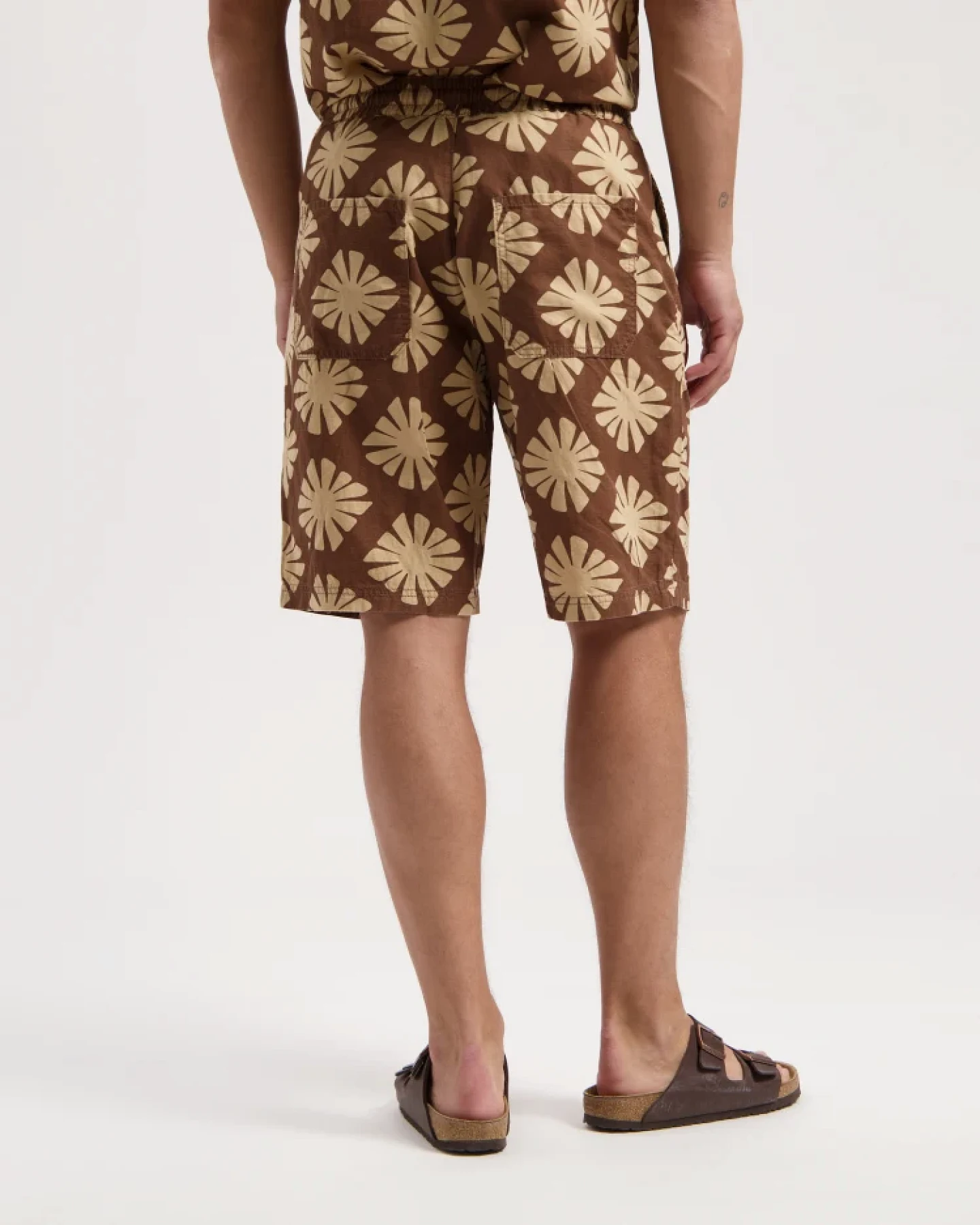 Kuyichi Herren vegan Short Tyler Gedruckt Soft Silt Braun – Ansicht 2