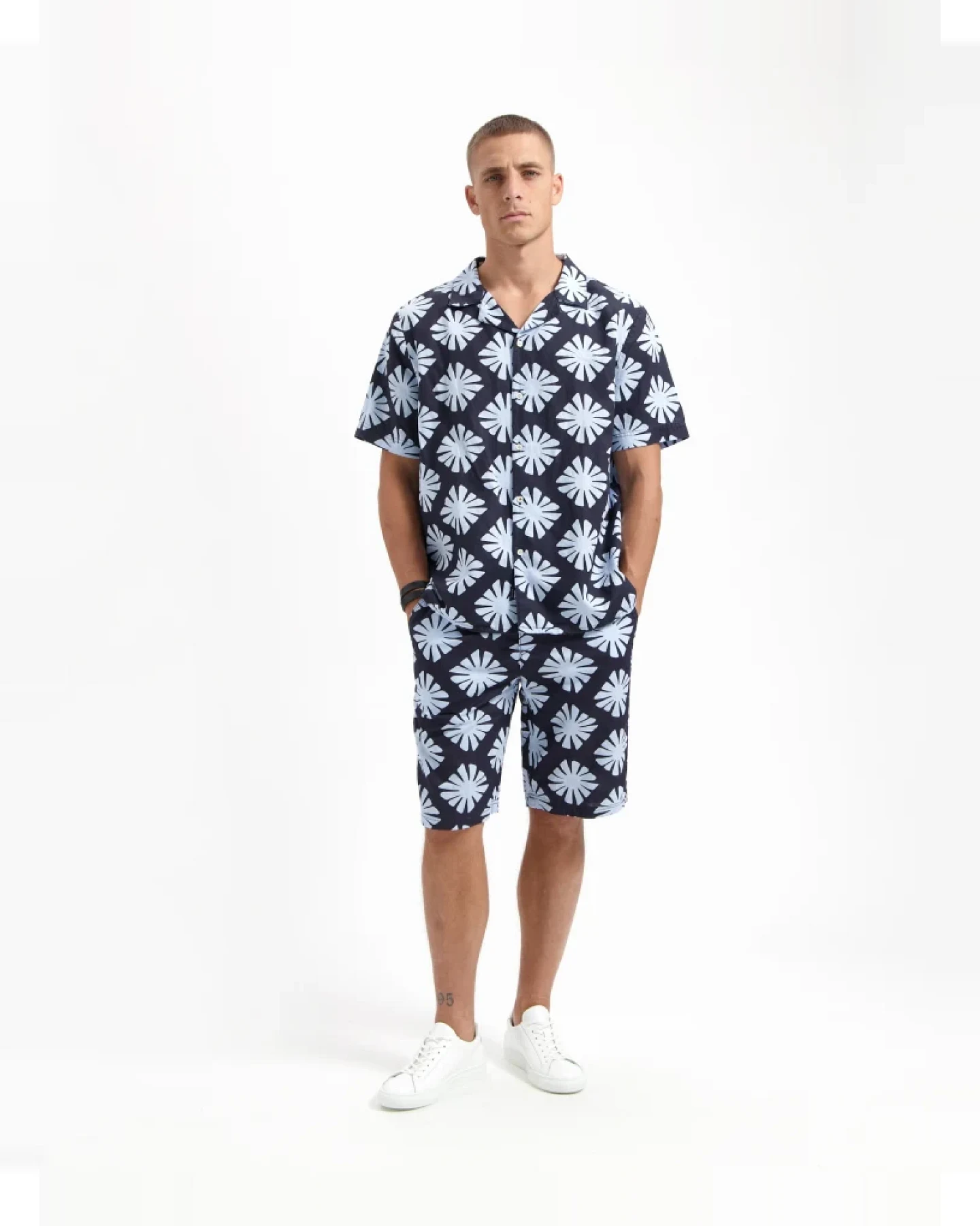Kuyichi Herren vegan Shorts Tyler Bedruckt Mitternachtsblau – Ansicht 2