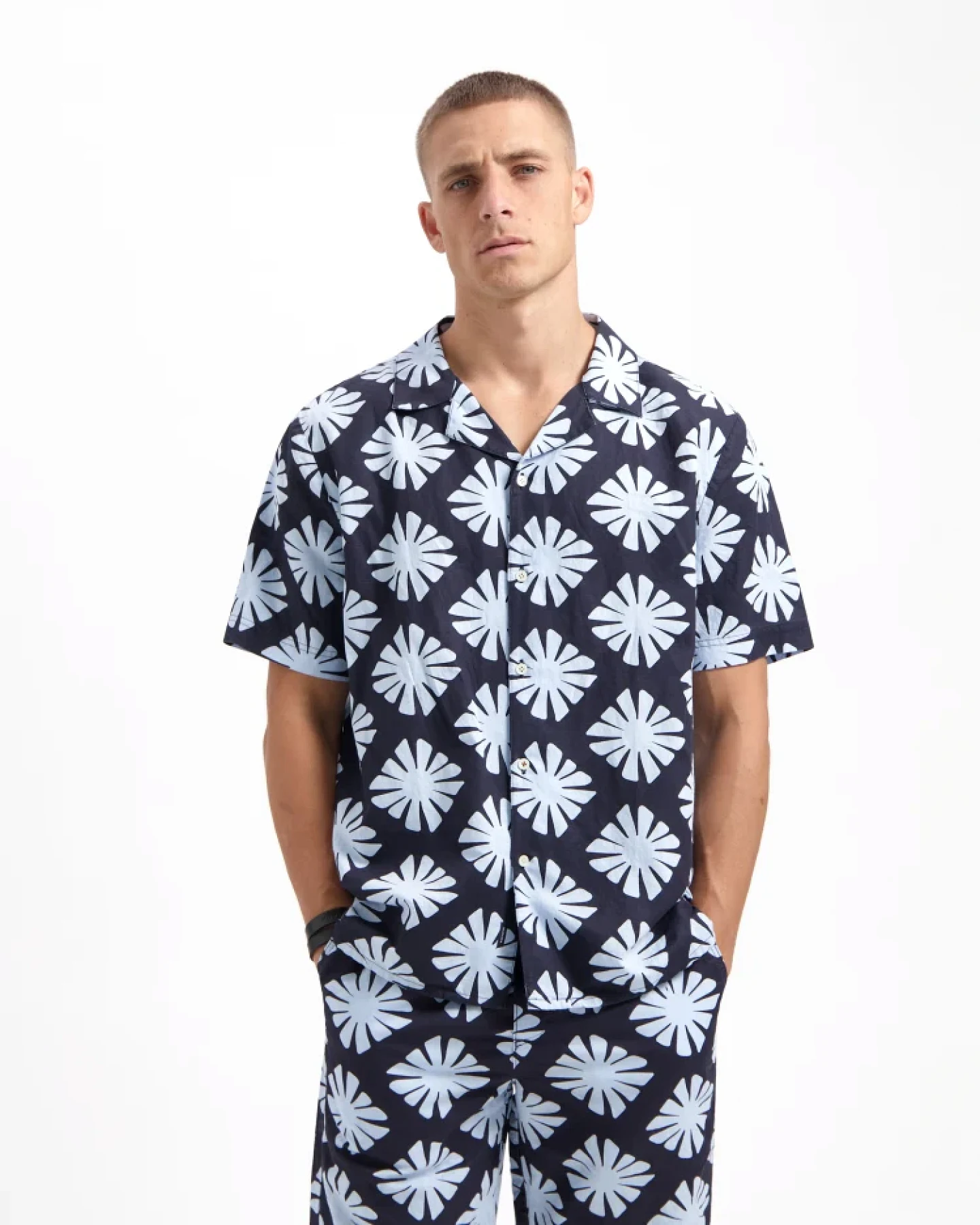 Kuyichi Herren vegan Hemd Robby Gedruckt Ss Mitternachtsblau – Ansicht 2