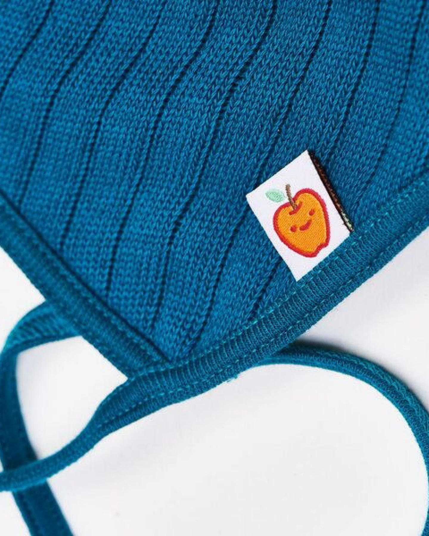 Cheeky Apple Gefütterte Baby-Ohrenhaube aus Bio-Baumwolle "Rippstrick Petrol – Ansicht 3