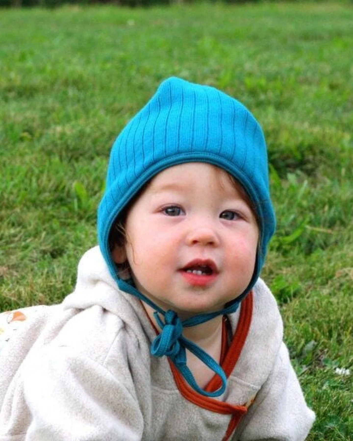 Cheeky Apple Gefütterte Baby-Ohrenhaube aus Bio-Baumwolle "Rippstrick Petrol – Ansicht 4