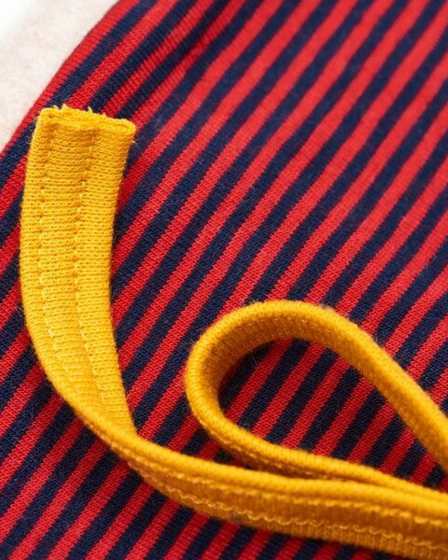 Cheeky Apple Gefütterter Halswärmer aus Bio-Baumwolle "Ringeljersey Dunkelblau-Rot – Ansicht 3
