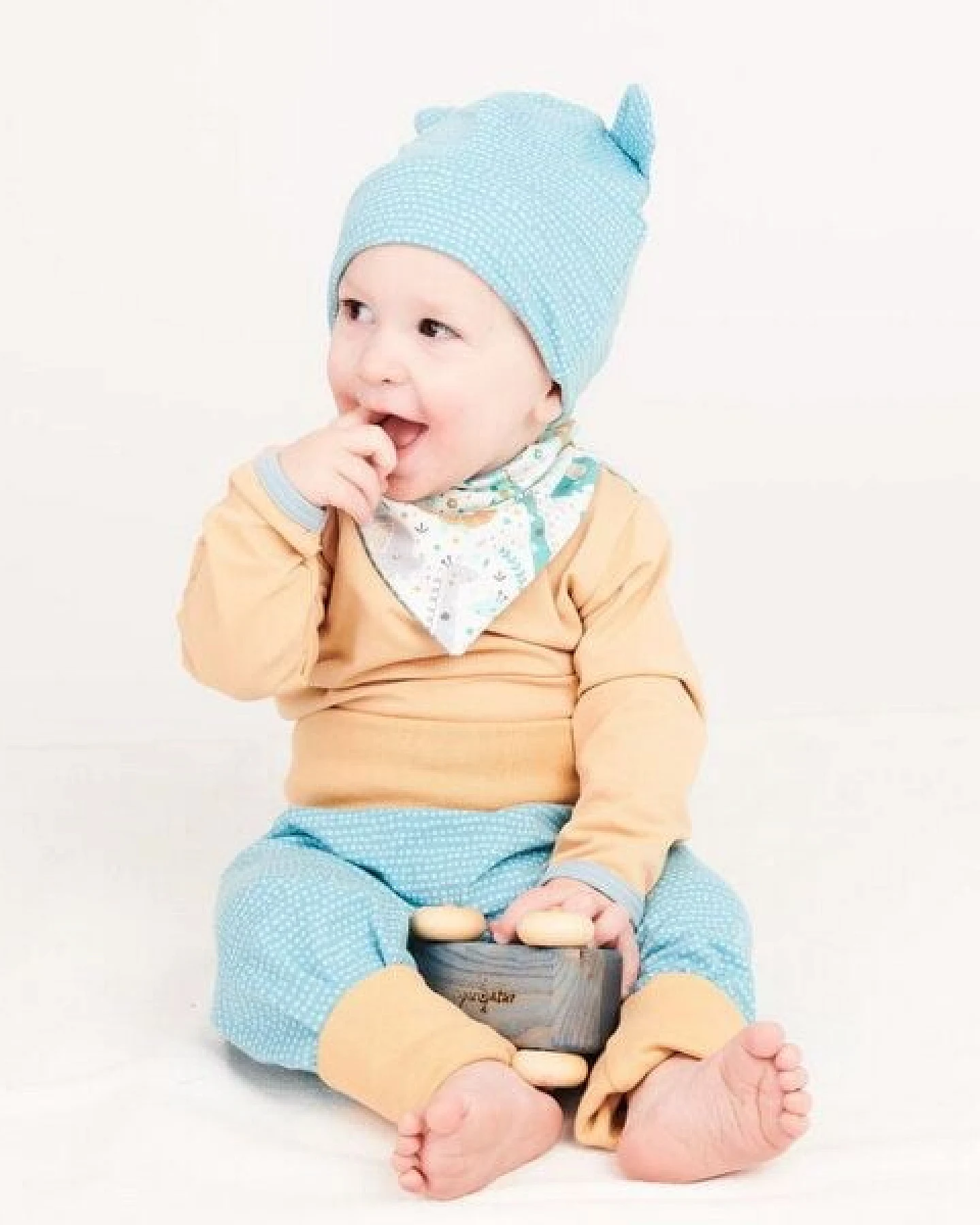 Cheeky Apple Gefütterte Baby-Haube mit Bärenohren aus Bio-Baumwolle "Dotted Lines" – Ansicht 4