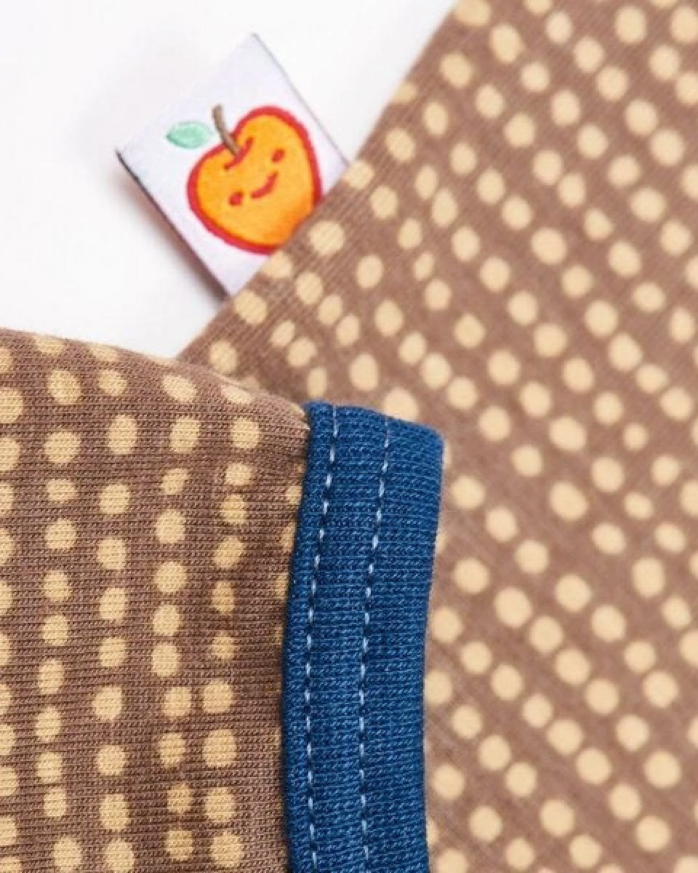 Cheeky Apple Langarm Baby-Shirt aus Bio-Baumwolle "Dotted Lines" – Ansicht 3