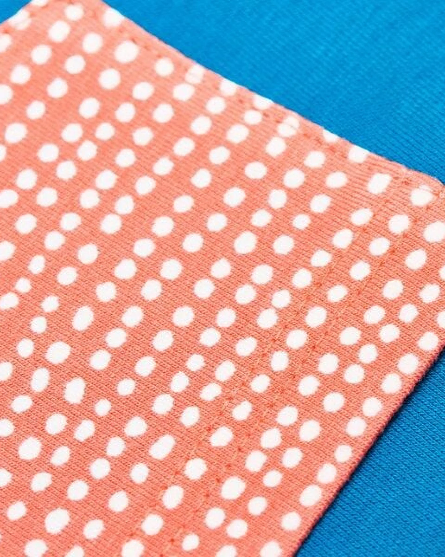 Cheeky Apple Ärmelloses Sweatkleid aus Bio-Baumwolle "Hellpetrol/Dotted Lines Koralle" – Ansicht 3