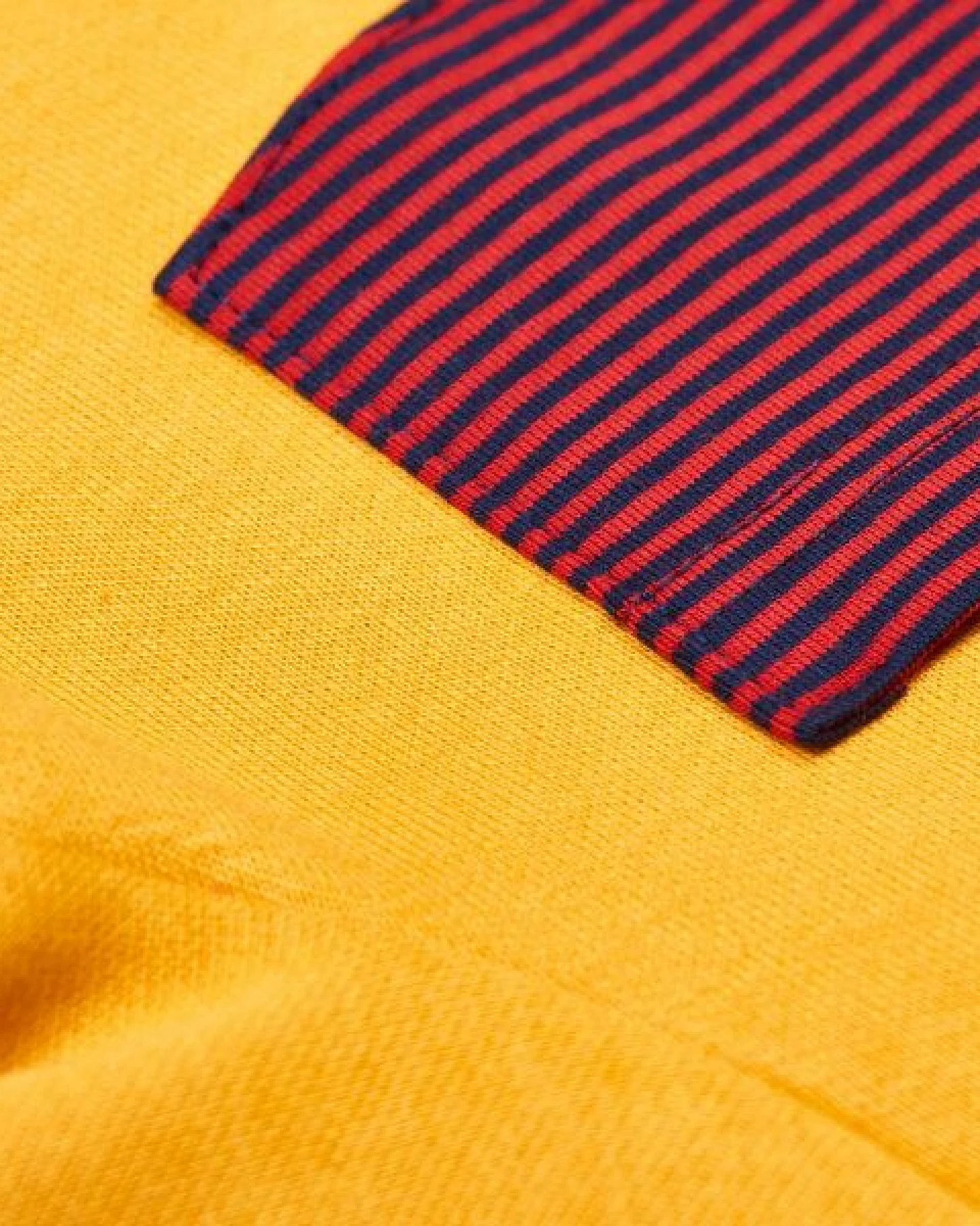 Cheeky Apple Buben Langarm-Shirt mit Brusttasche aus Bio-Baumwolle "Jacquard Senf" – Ansicht 2