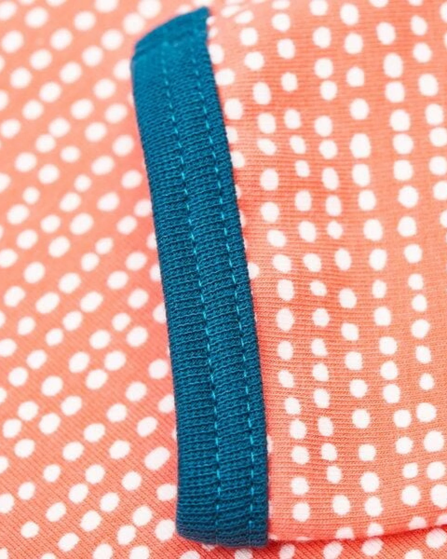 Cheeky Apple Mädchen Langarm-Top aus Bio-Baumwolle "Dotted Lines Koralle" – Ansicht 3