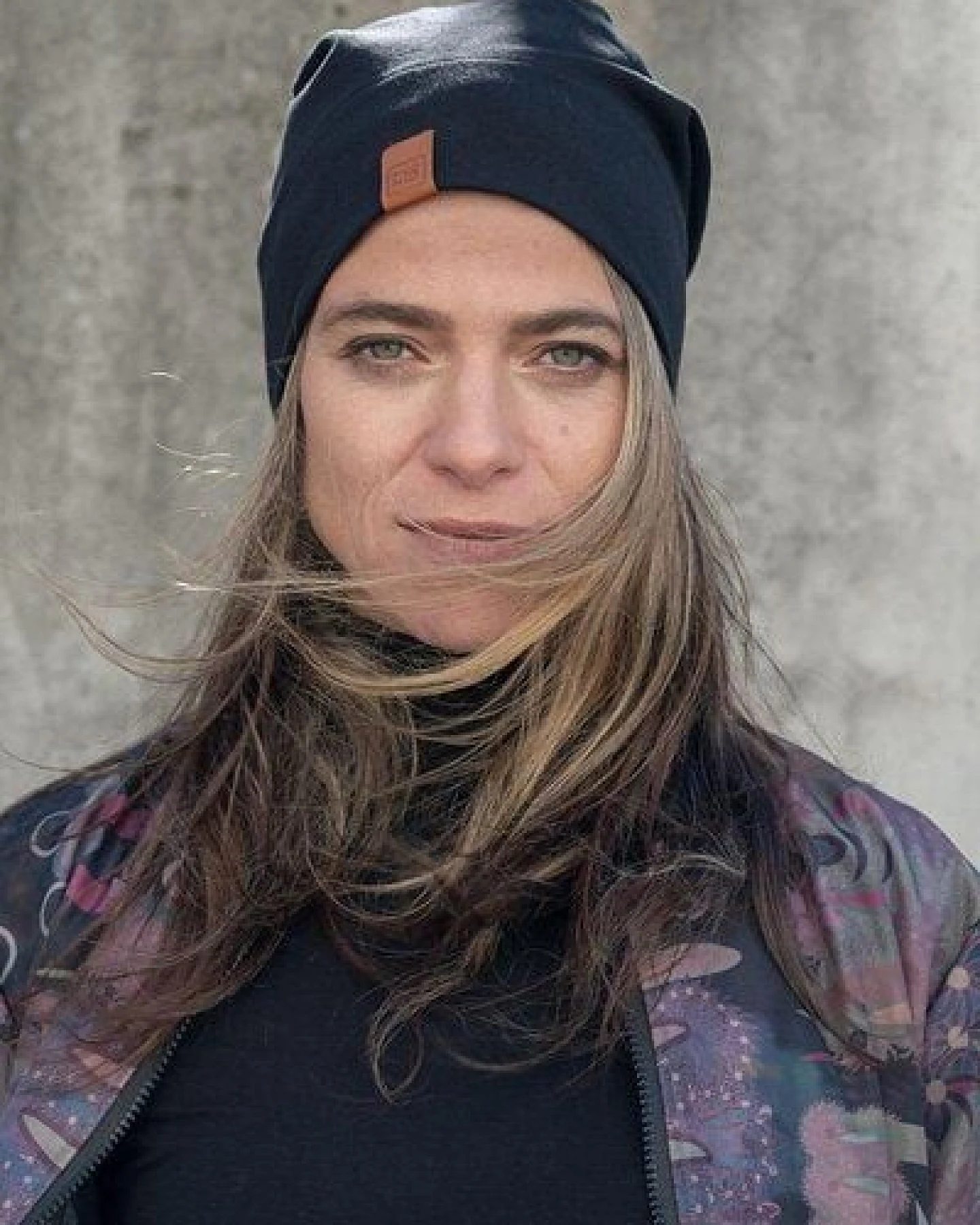 Mütze Basic Black – Klassische Beanie – Warm – Baumwolle mit Elasthan – 100% in der EU fair produziert – KOKOworld – Ansicht 2