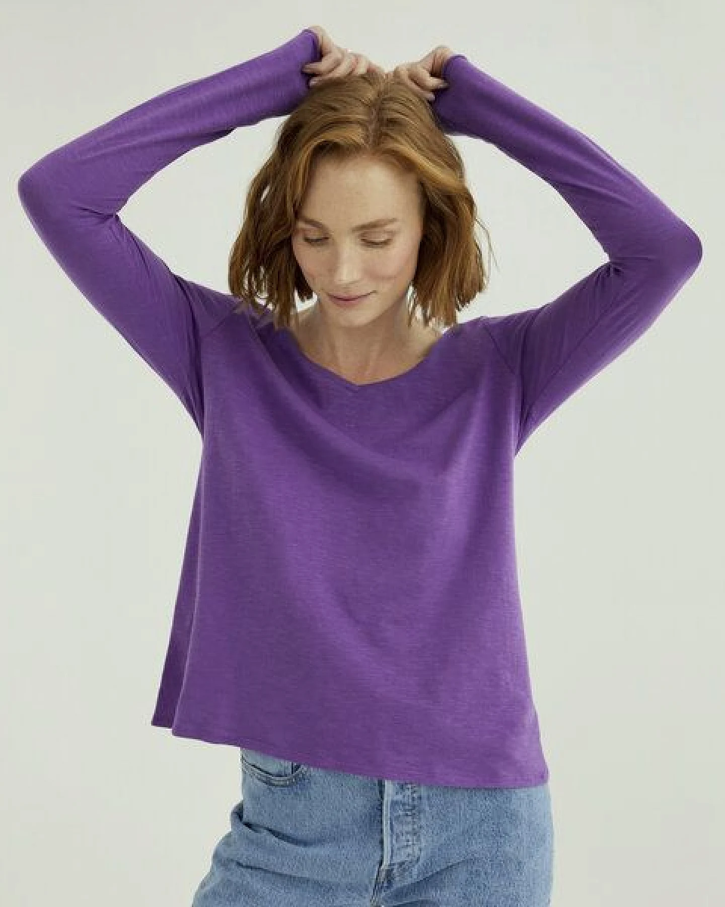 d'Els Esterella Damen V-Neck Langarm T-Shirt aus Flame Bio Baumwolle – Ansicht 2