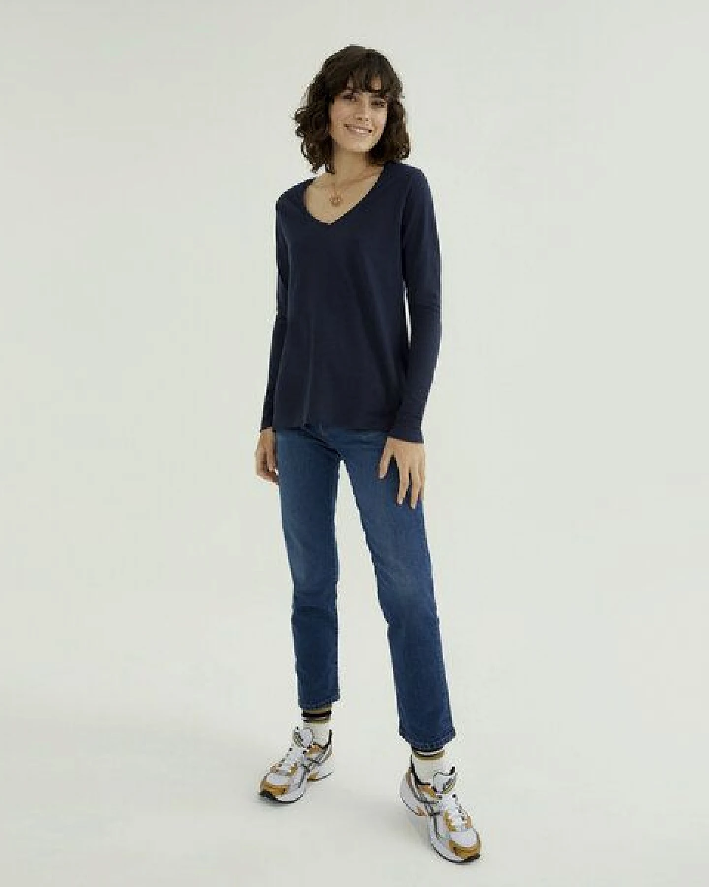 d'Els Esterella Damen V-Neck Langarm T-Shirt aus Flame Bio Baumwolle – Ansicht 2