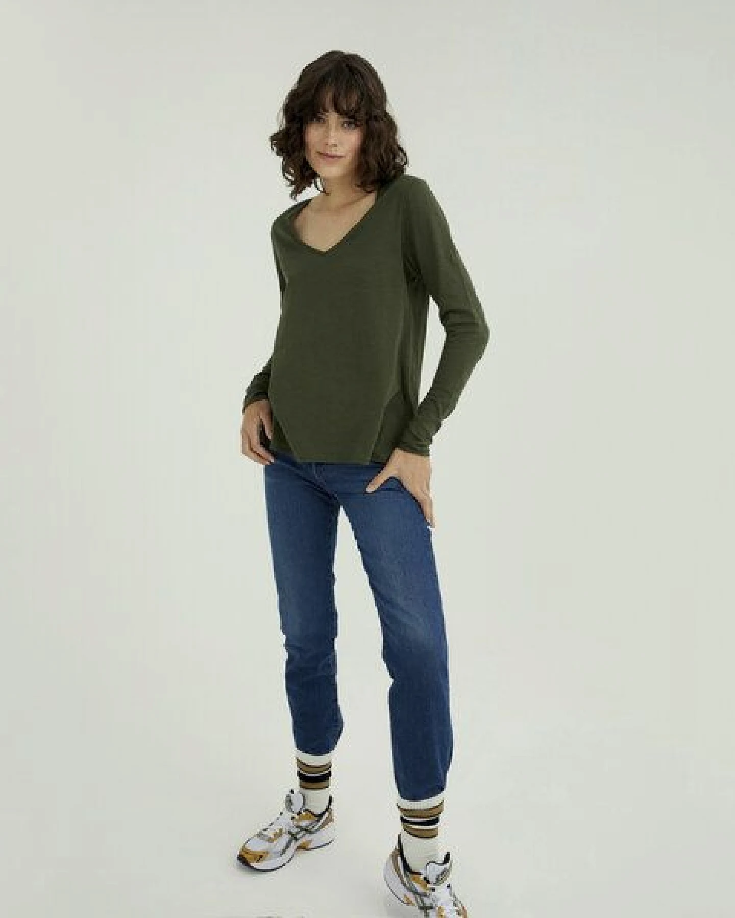 d'Els Esterella Damen V-Neck Langarm T-Shirt aus Flame Bio Baumwolle – Ansicht 2