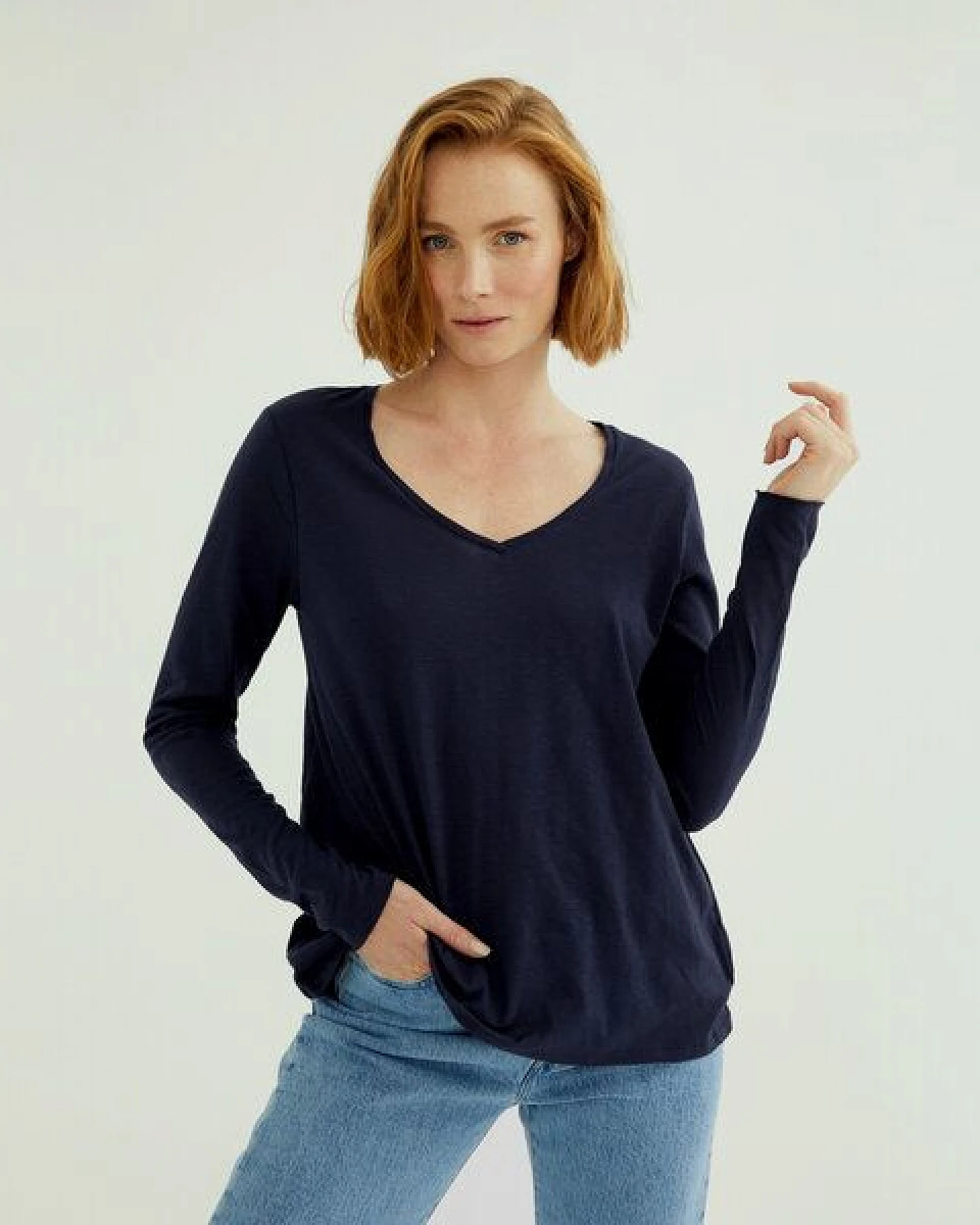 d'Els Esterella Damen V-Neck Langarm T-Shirt aus Flame Bio Baumwolle – Ansicht 2