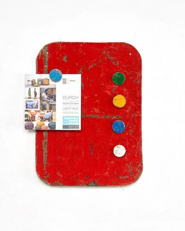 Moogoo Creative Africa Magnettafel aus recycelten Ölfässern mit 5 bunten Magneten - Industrial Upcycling