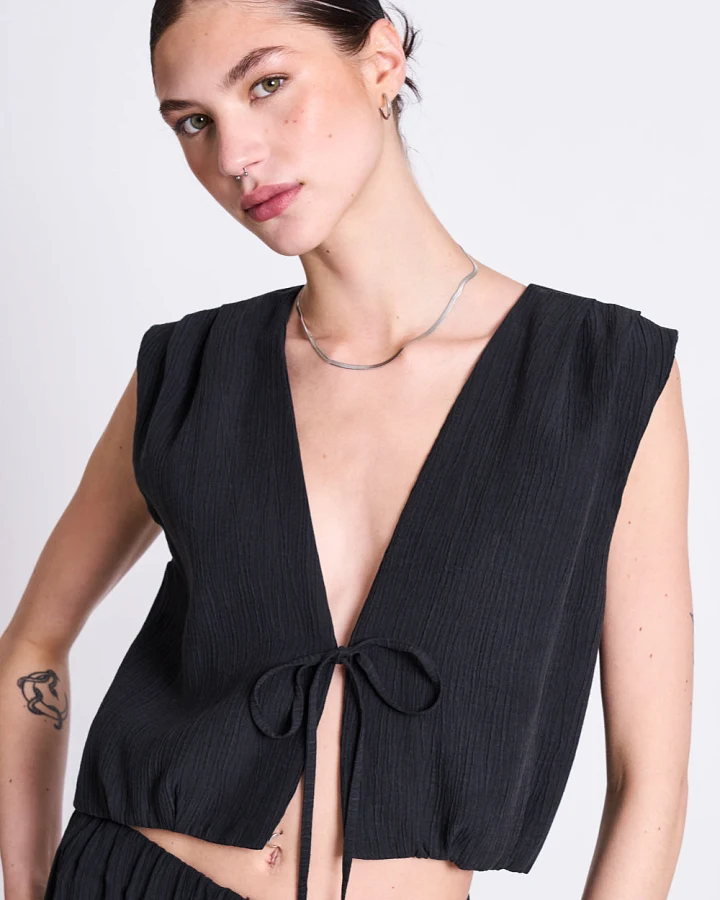 JAN 'N JUNE Damen vegan Top Crinkle Krawatte Stroget Schwarz