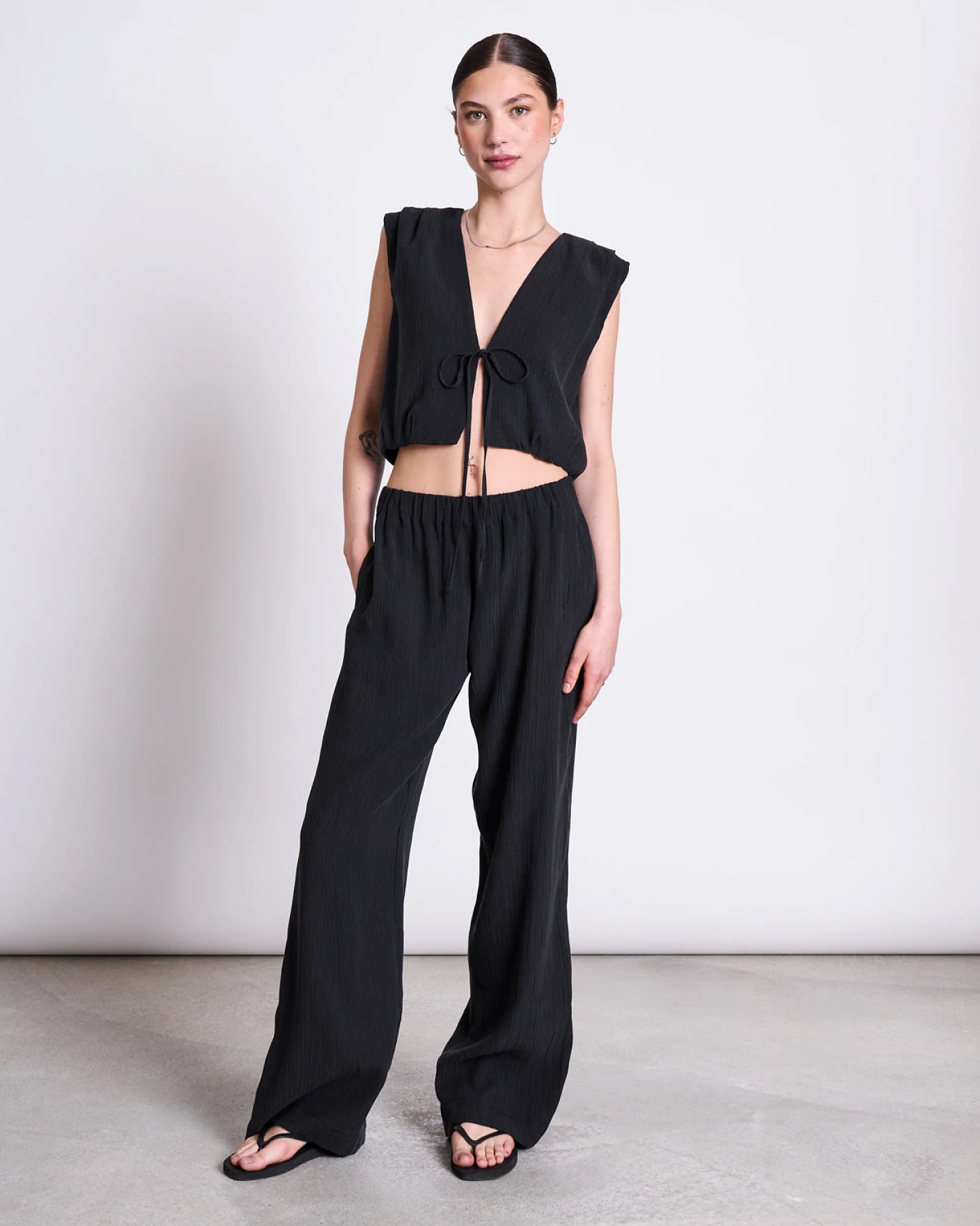 JAN 'N JUNE Damen vegan Top Crinkle Krawatte Stroget Schwarz – Ansicht 2