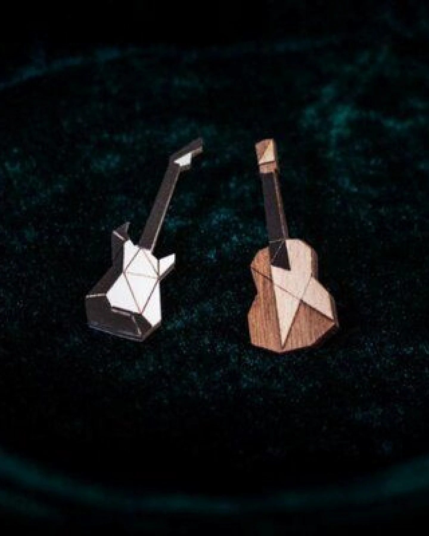 BeWooden Electric Guitar Brooch aus Holz – stilvoller, veganer Schmuck für Musikliebhaber:innen – Ansicht 2