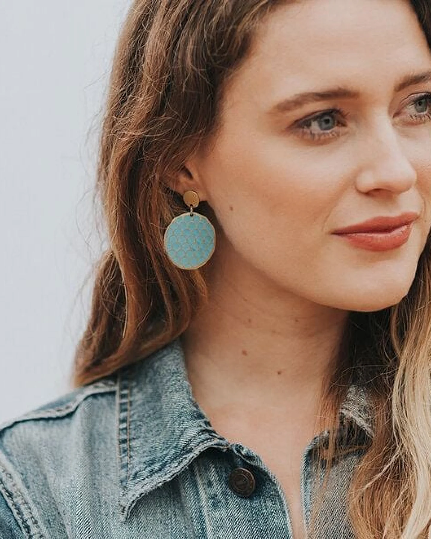 Frida Feeling Ohrstecker Dhavala, kurz, gold-farben / blaugrün – Ansicht 3