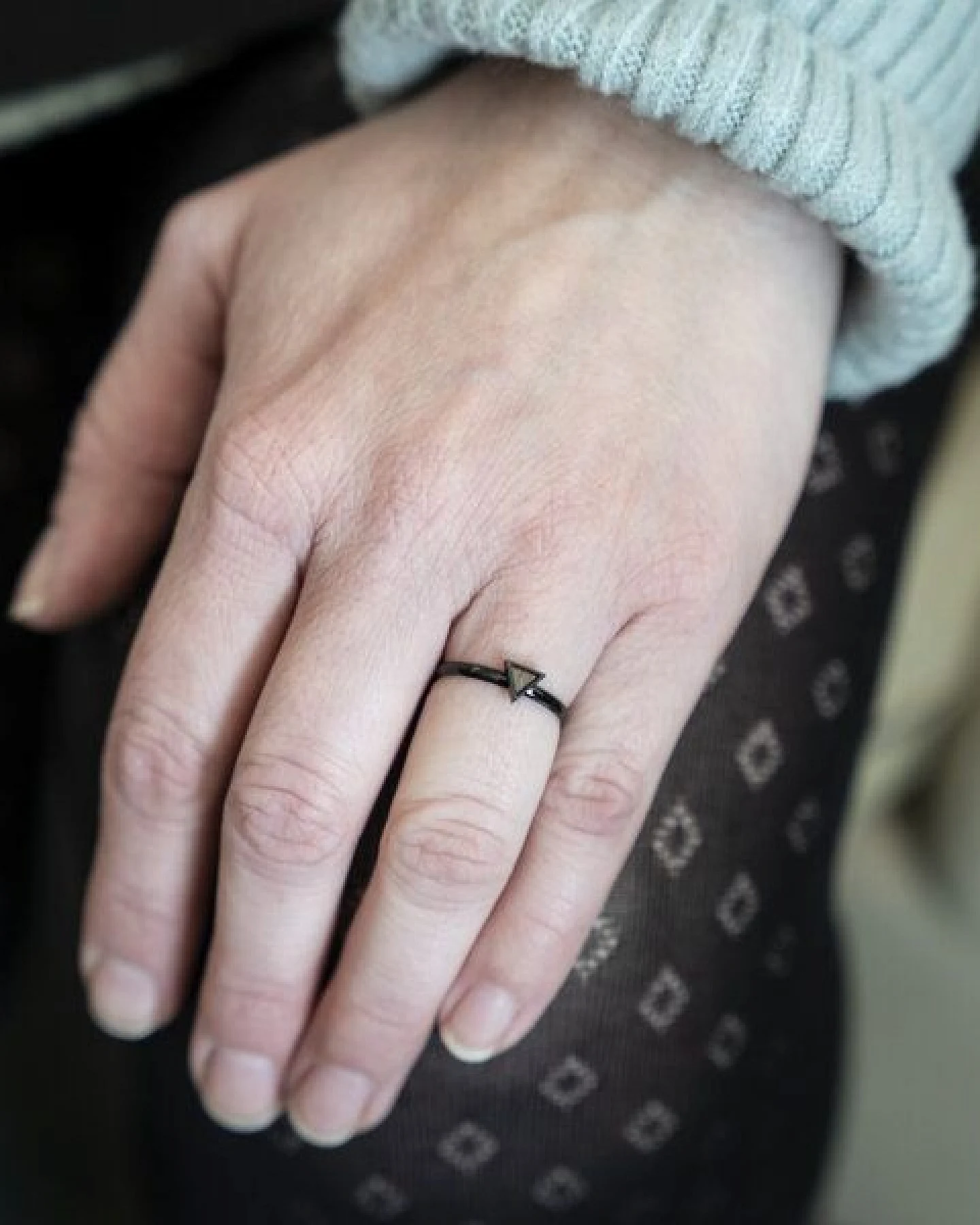 BeWooden Ring mit Holzdetails - Motiv Dreieck - Verschiedene Farbvarianten und Grössen – Ansicht 2