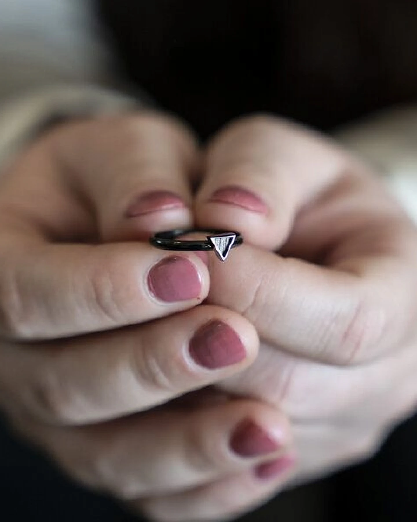 BeWooden Ring mit Holzdetails - Motiv Dreieck - Verschiedene Farbvarianten und Grössen – Ansicht 3