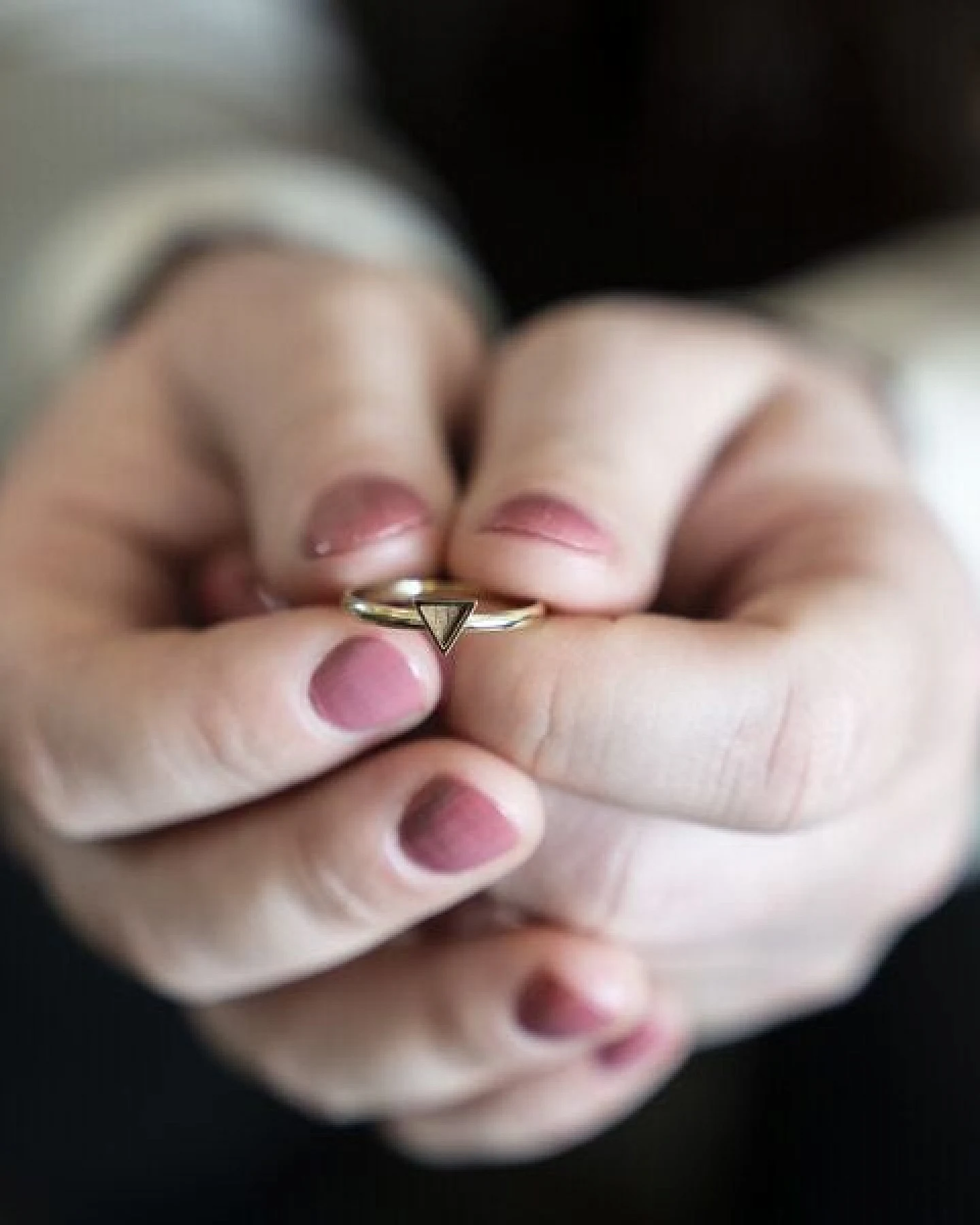 BeWooden Ring mit Holzdetails - Motiv Dreieck - Verschiedene Farbvarianten und Grössen – Ansicht 3