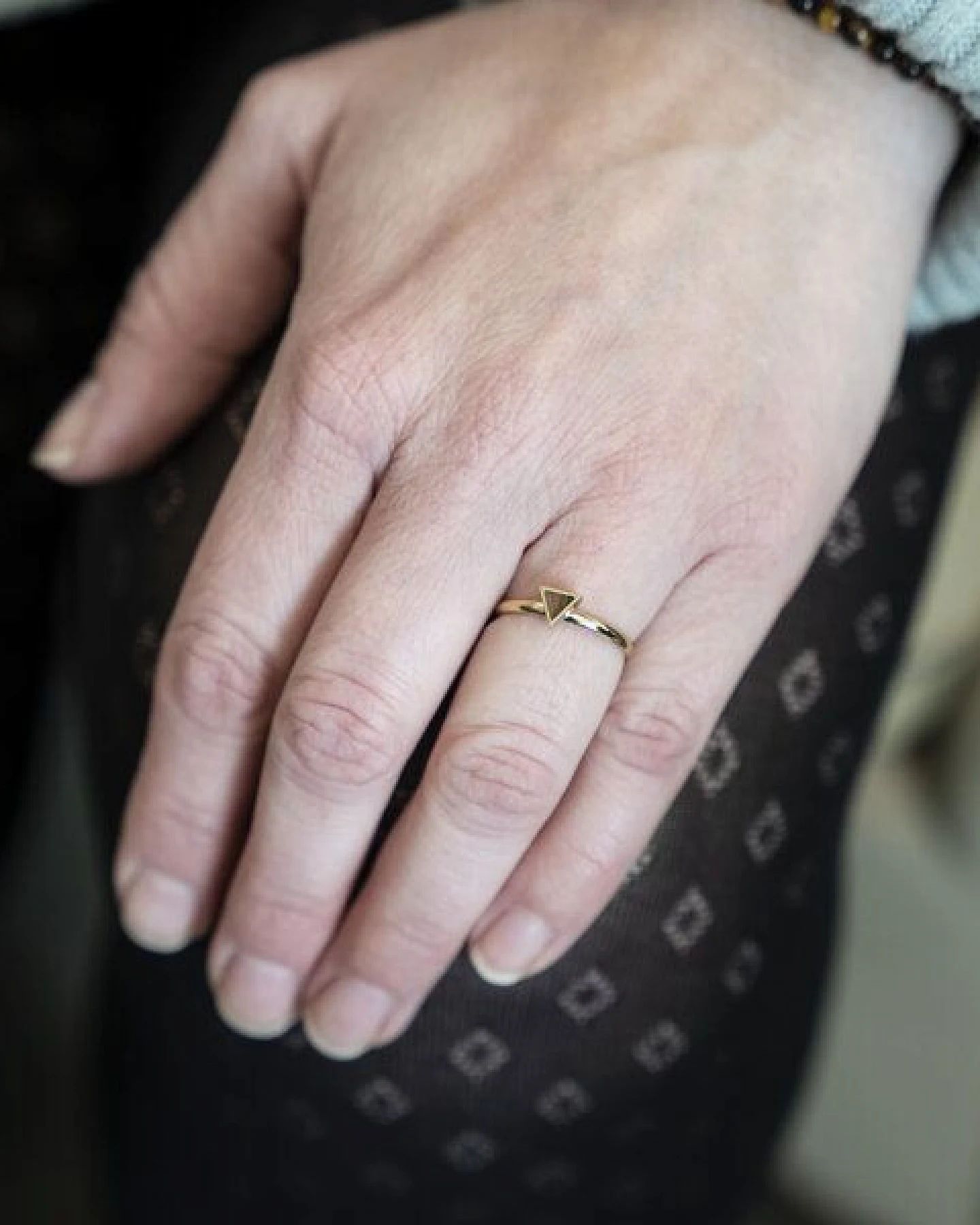 BeWooden Ring mit Holzdetails - Motiv Dreieck - Verschiedene Farbvarianten und Grössen – Ansicht 2
