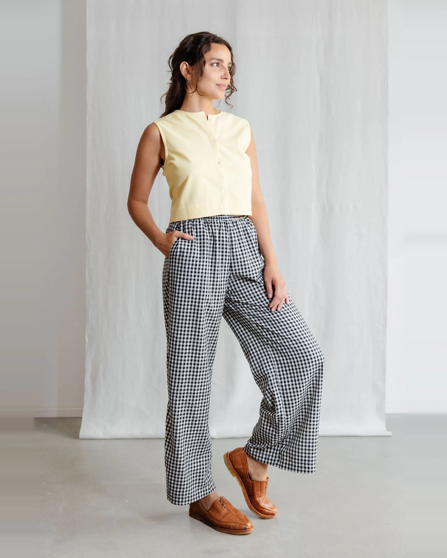 Jyoti Fair Works Damen vegan Hose Jayan Kariert Schwarz & Weiß – Ansicht 2
