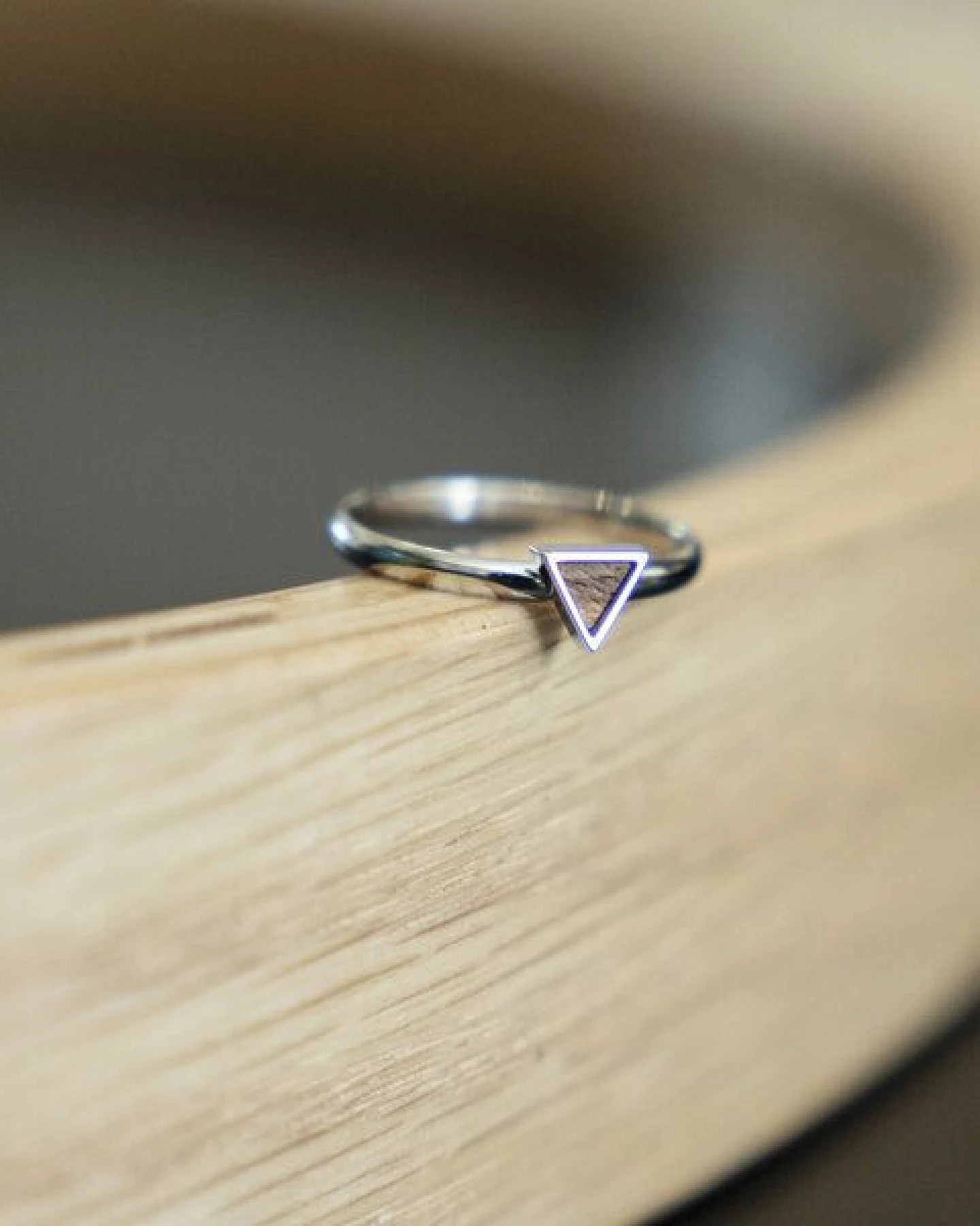 BeWooden Ring mit Holzdetails - Motiv Dreieck - Verschiedene Farbvarianten und Grössen – Ansicht 4